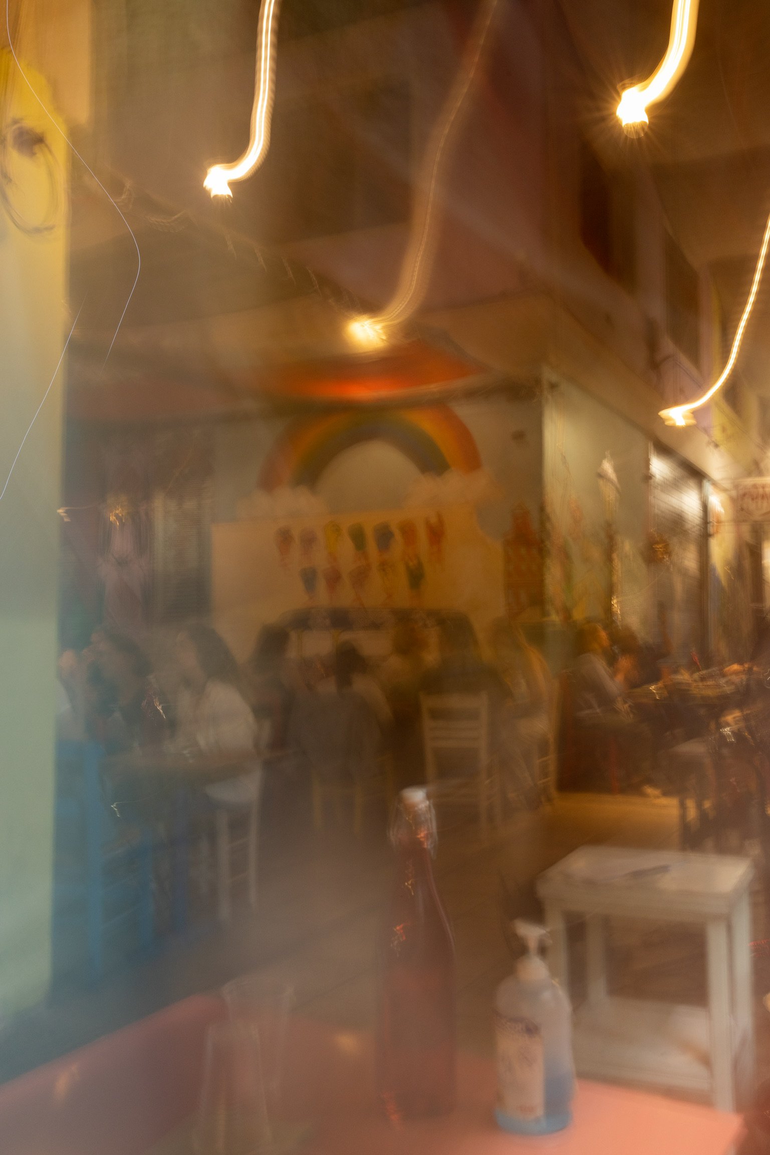 10_restaurant_verschwommen_thessaloniki_c_tina-berger_2023_hochformat.jpeg