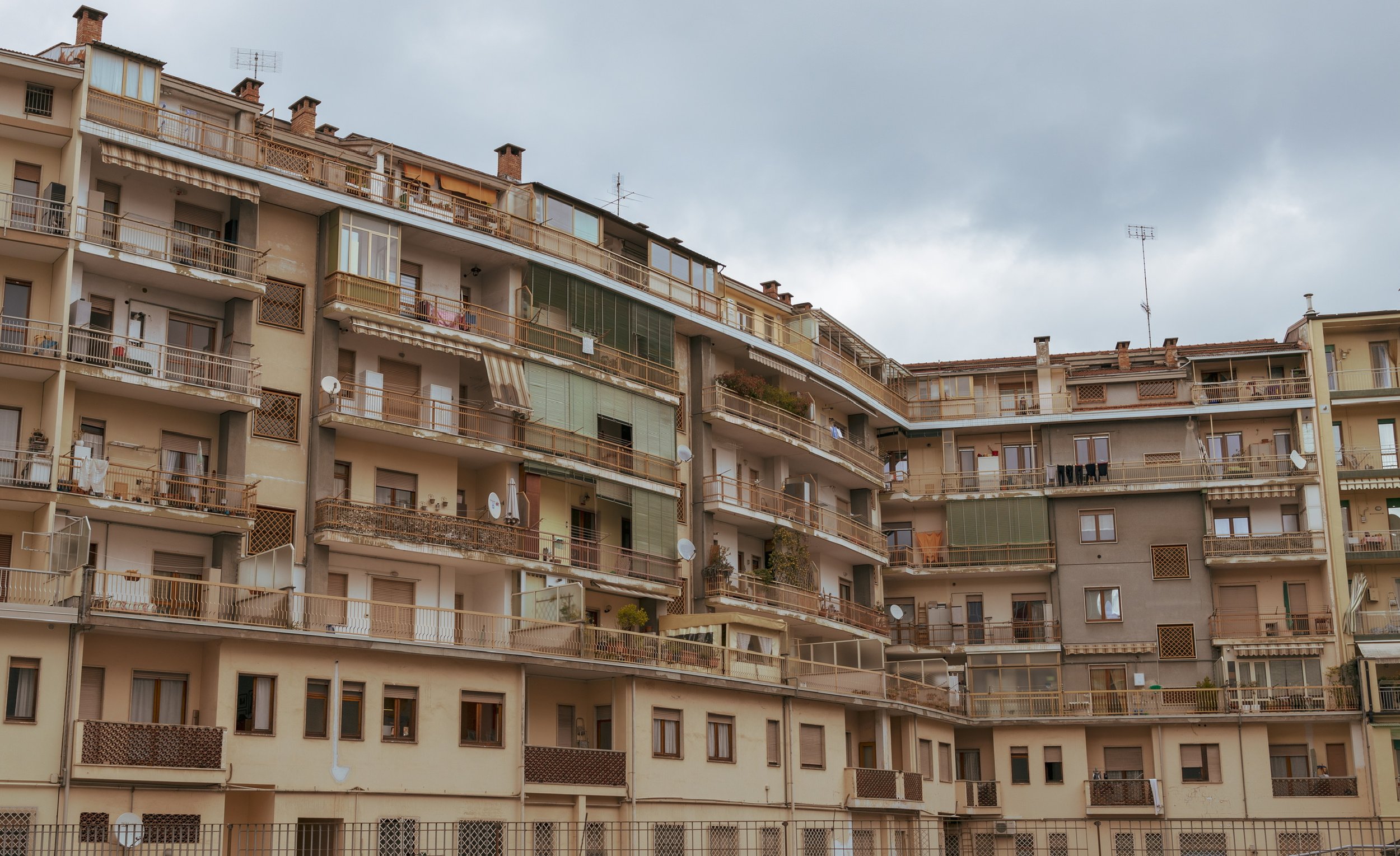 12_hausfassade_italien_architekturfotografie_c_tina-berger_2024_querformat.jpeg
