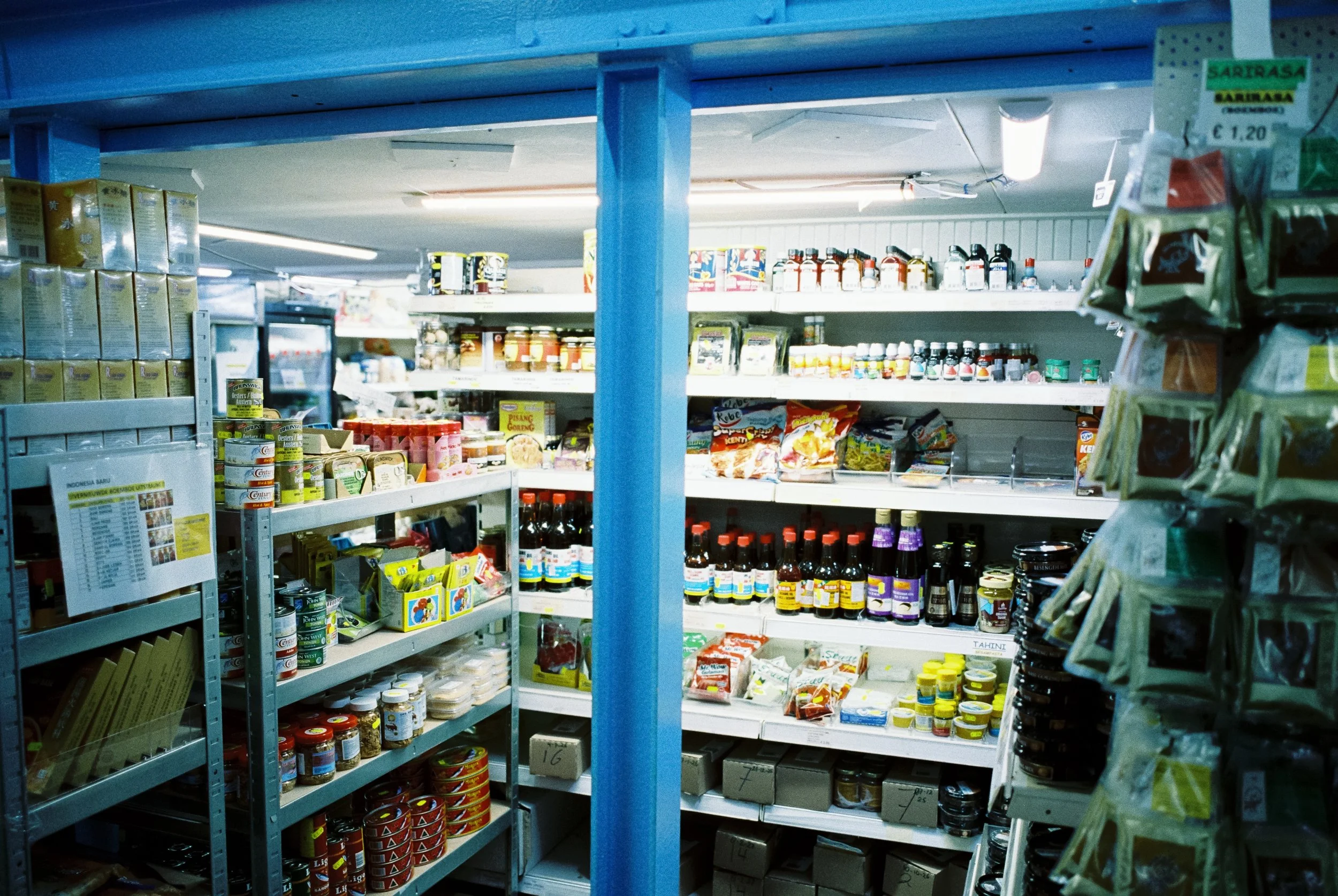 Blick in einen gut sortierten Supermarktregal mit verschiedenen Lebensmitteln und Gewürzen