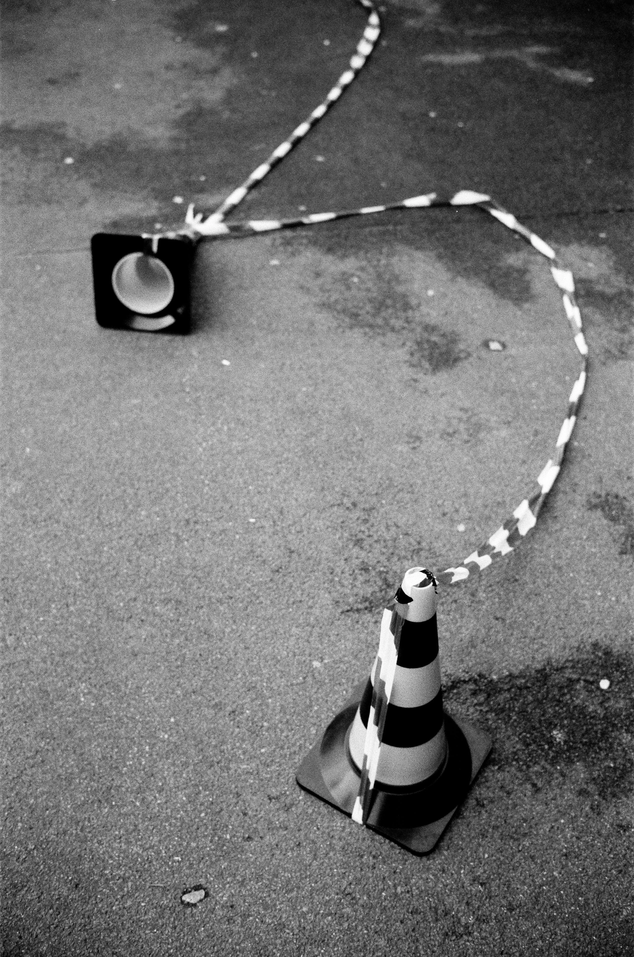 Verkehrssignal mit einem verlegten Absperrband und einem Verkehrsampel, die auf dem Boden liegt.