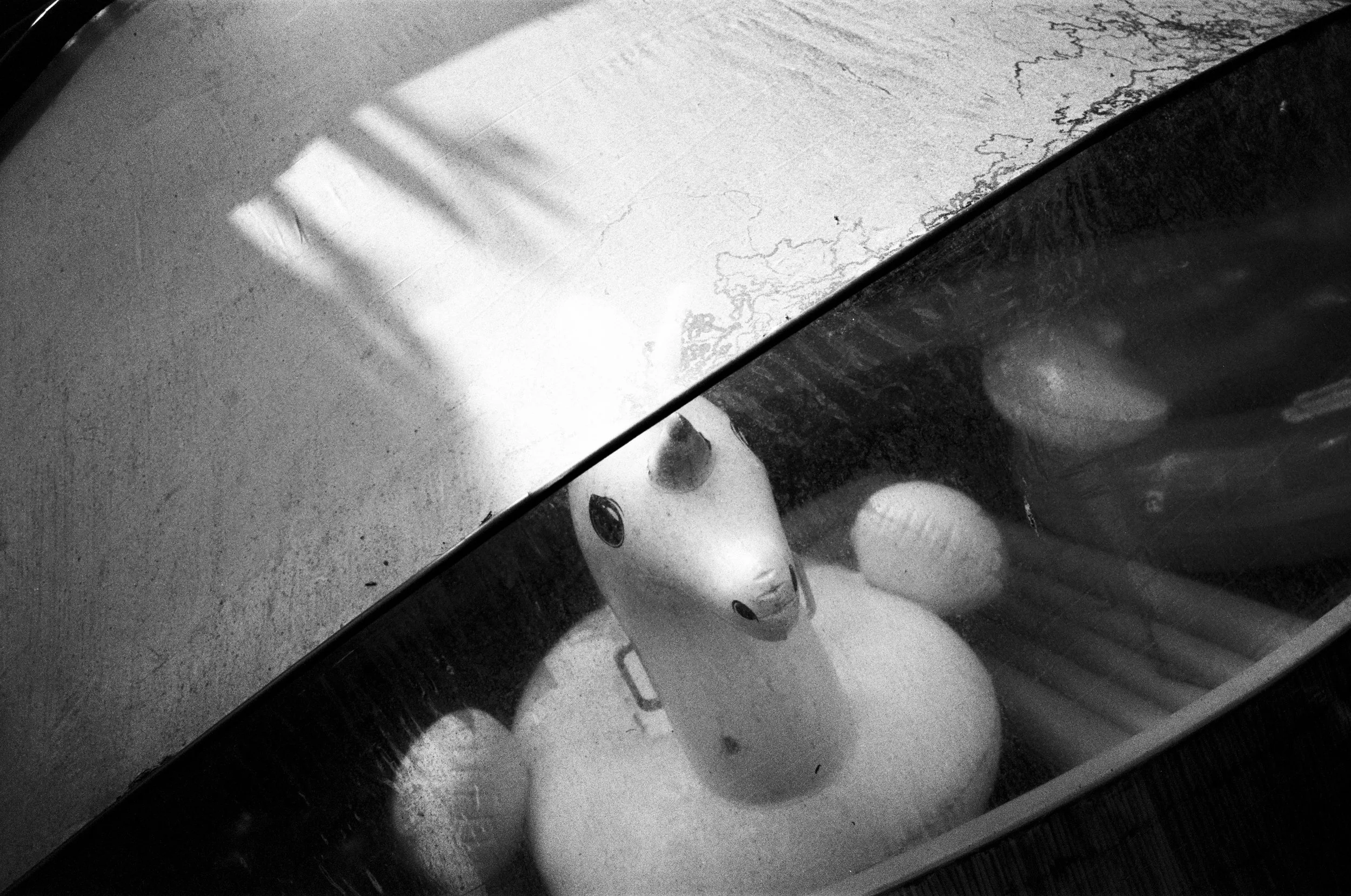 Ein Waschbecken mit einem Wasserhahn und Seife, Lichtreflexion und Schatten auf der Oberfläche, Blick auf den Badezimmerboden.
