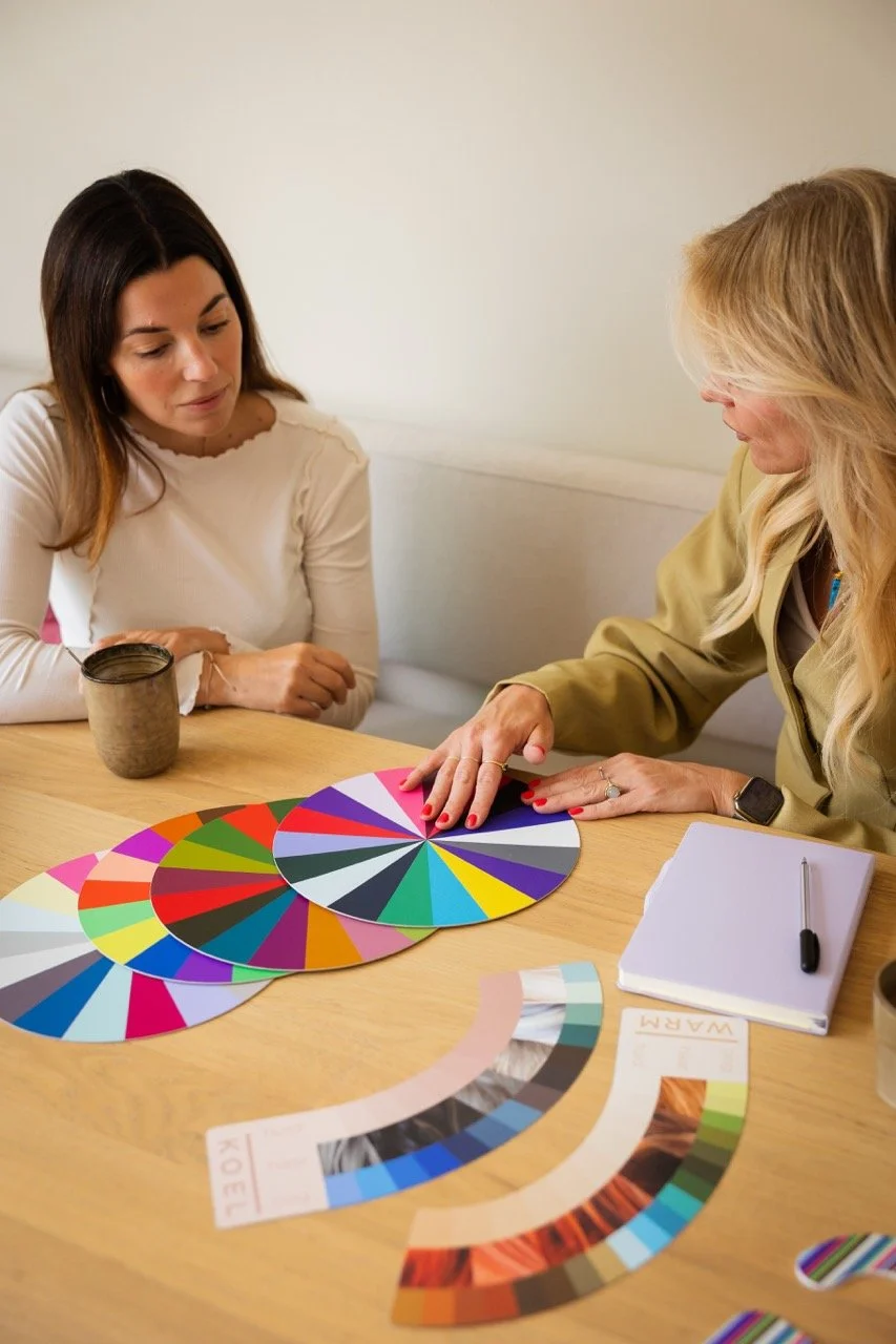 Elise met een deelnemer voor een workshop