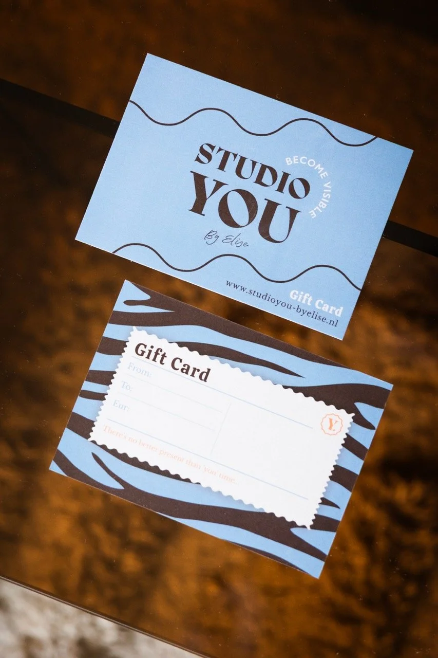 Een cadeaukaart van Studio You met een blauw en zwart zebra patroon, inclusief een lege naam, ontvanger, en bedrag velden.