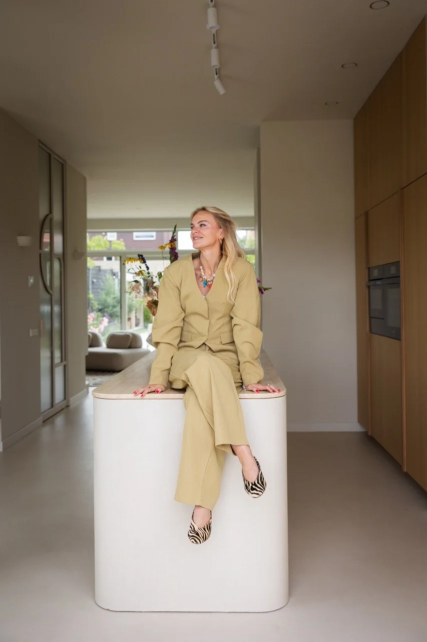 Elise zittend op een keukenblad