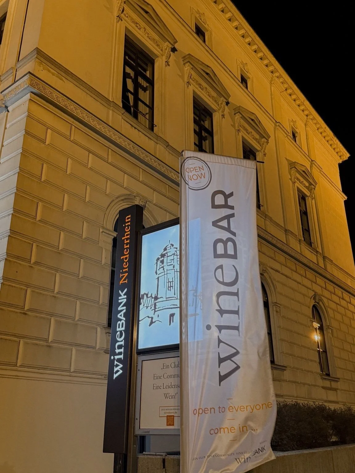 📍 Die Adresse f&uuml;r Wein in M&ouml;nchengladbach. 🌃

Mitten in der City, im Haus Erholung, findet ihr genau das, was Weinliebhaber suchen:
erstklassige Weine, entspannte Gespr&auml;che und einen Ort, an dem man gern bleibt.

Ob spontan auf ein G