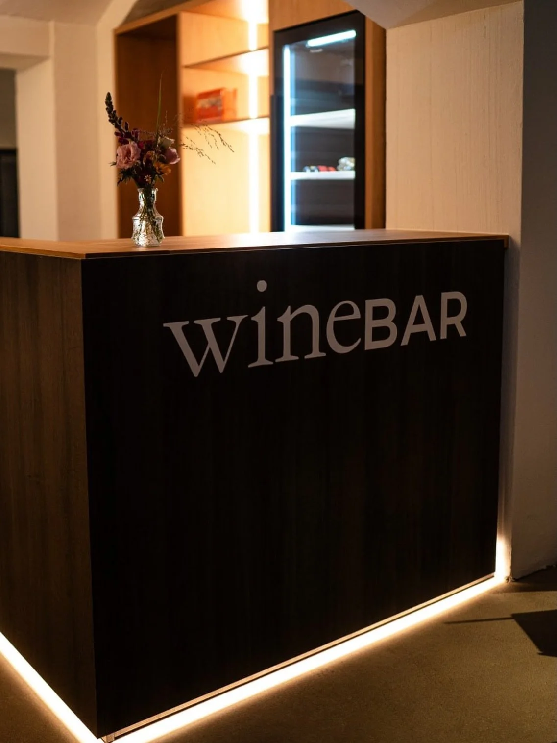 ✨ Keep on shining.
Das Wochenende lacht &ndash; und wir &ouml;ffnen unsere heiligen Pforten, um das geb&uuml;hrend zu feiern. 🍷

Ankommen, zur&uuml;cklehnen, genie&szlig;en.
Gute Gespr&auml;che, feine Gl&auml;ser und genau der richtige Ort daf&uuml;