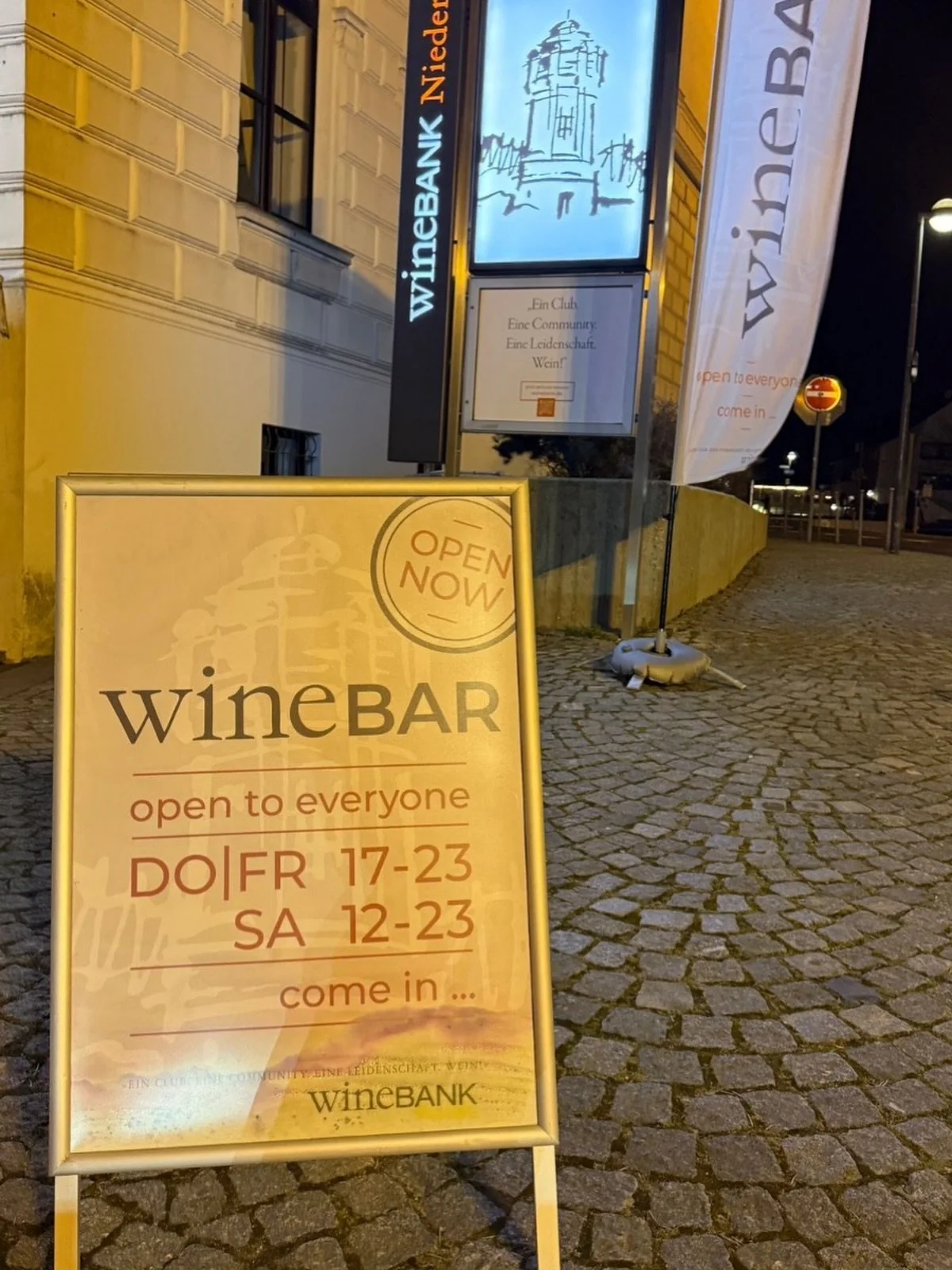 🍷✨ Es ist Donnerstag &ndash; und das bedeutet, wir &ouml;ffnen wieder die T&uuml;ren der wineBAR.

Mitten im Haus Erholung, mitten in M&ouml;nchengladbach, wartet euer Platz f&uuml;r einen entspannten Abend.
Ein gutes Glas in der Hand, vertraute Ges