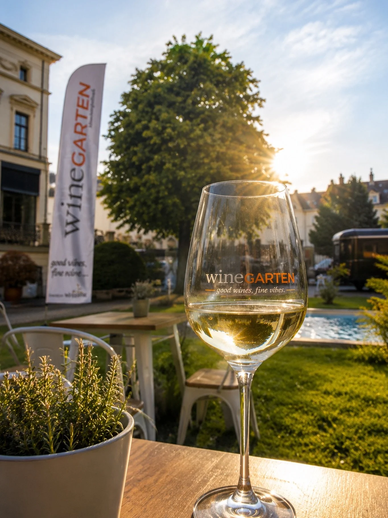 ☀️🍷 Sonntag. Sonne. wineGARTEN.

Besser wird&rsquo;s heute nicht.

Das Wetter spielt mit, die Weine sind gek&uuml;hlt und der sch&ouml;nste Garten der Stadt wartet auf euch.

Dazu gibt&rsquo;s leckeres Essen, entspannte Atmosph&auml;re und jede Meng