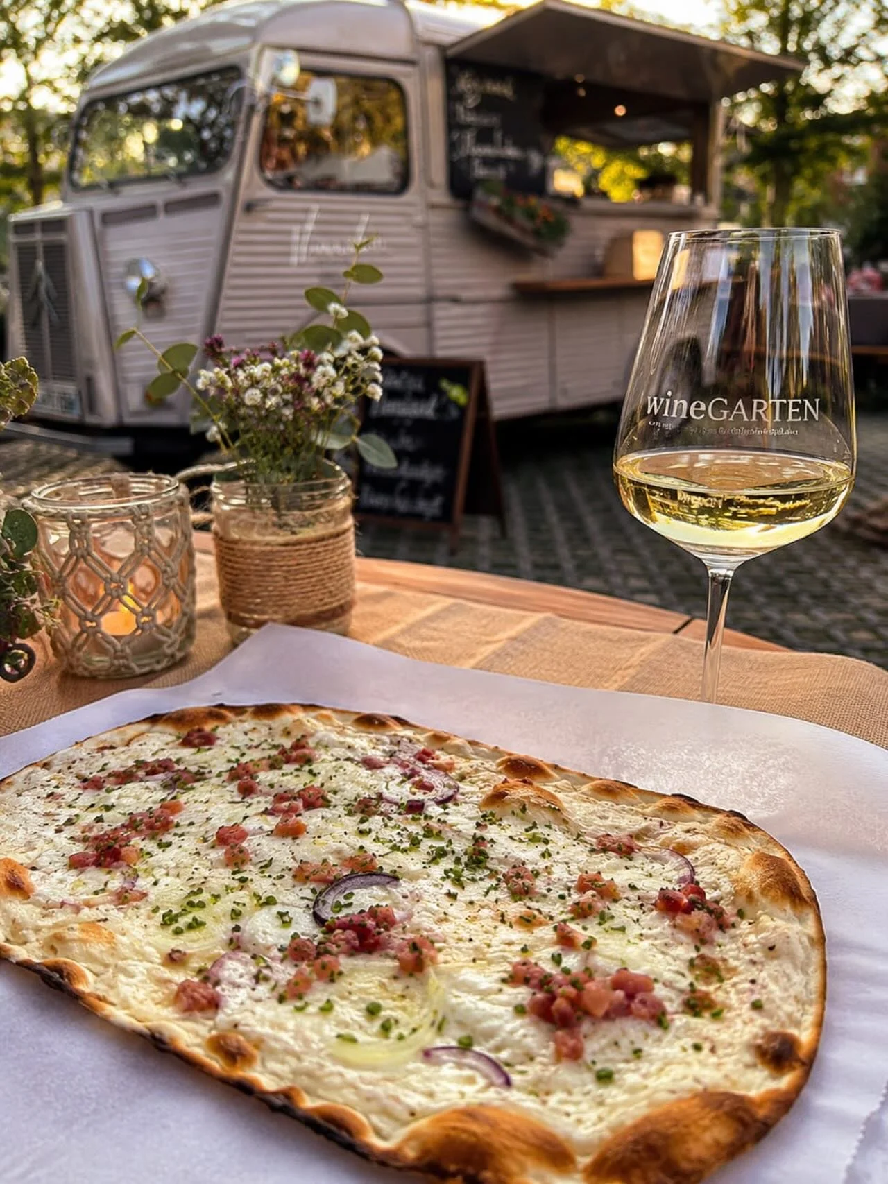 🔥🍷 Flammkuchen, Wein &amp; Sommerabend im wineGARTEN.

Morgen wird&rsquo;s wieder herrlich gem&uuml;tlich im sch&ouml;nsten Garten der Stadt.

Von 18:00 bis 21:00 Uhr sorgt Susanne von @flammstein f&uuml;r den passenden kulinarischen Begleiter zu e
