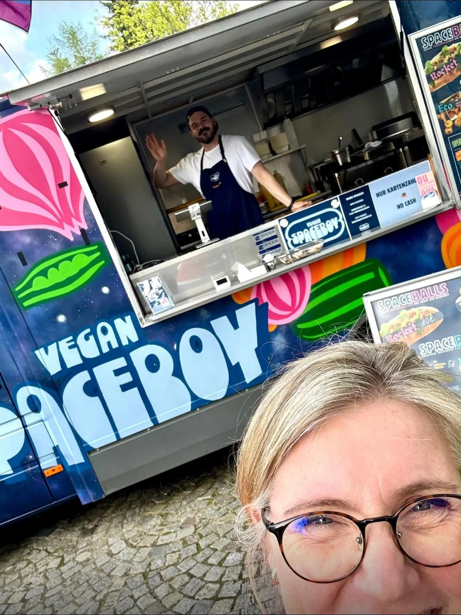 👨&zwj;🚀🍔 Er ist zur&uuml;ck im wineGARTEN! 🌿⛲️

Unser Freund von @vegan_spaceboy ist heute wieder bei uns und versorgt euch ab ca. 16:00 Uhr mit seinen kreativen, frisch zubereiteten Gerichten. Perfekt f&uuml;r alle, die zum Wein auch etwas richt