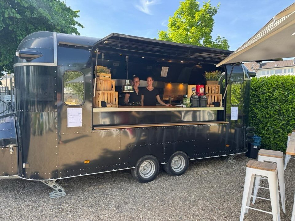 Heute zeigt sich der wineGARTEN endlich genauso, wie wir ihn lieben. ☀️🌿

Blauer Himmel, kalte Getr&auml;nke, gute Gespr&auml;che und der sch&ouml;nste Garten der Stadt mitten in M&ouml;nchengladbach. 🍷

Ge&ouml;ffnet haben wir heute von 12:00 bis 