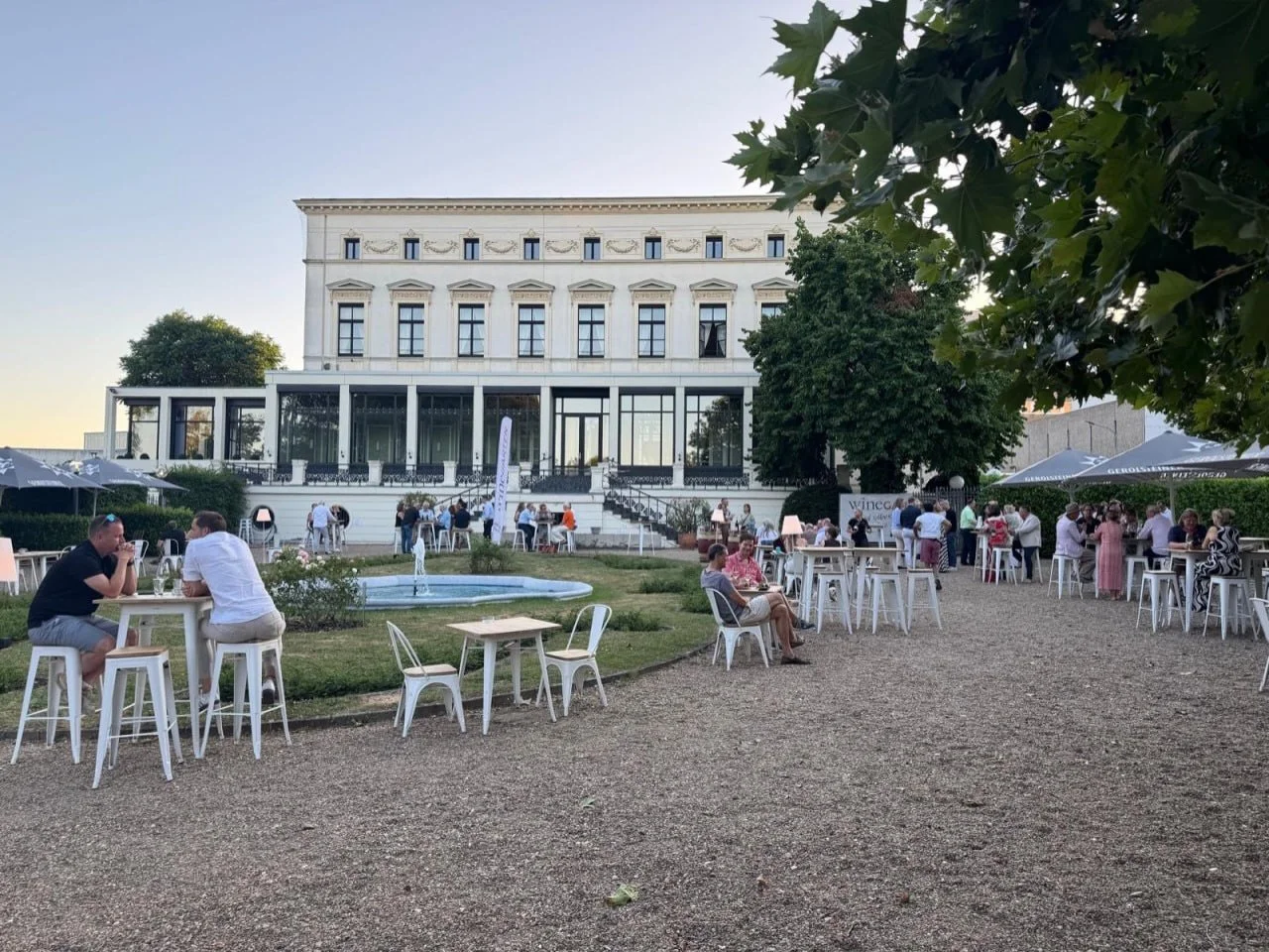 🌿🍷 Auch heute ist der sch&ouml;nste Garten der Stadt wieder f&uuml;r euch ge&ouml;ffnet.

Ob zum Feierabend, auf ein gutes Glas Wein oder einfach, um den Sommer zu genie&szlig;en &ndash; im wineGARTEN findet ihr den perfekten Platz daf&uuml;r.

Neh