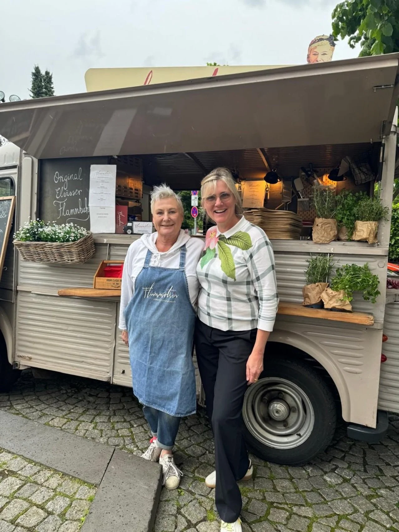 🔥🍷 Heute wird&rsquo;s knusprig im wineGARTEN!

Unsere liebe Susanne von @flammstein ist heute und am Sonntag wieder mit ihrem wundersch&ouml;nen Citro&euml;n HY bei uns und versorgt euch mit frisch gebackenen Flammkuchen &ndash; knusprig, frisch un