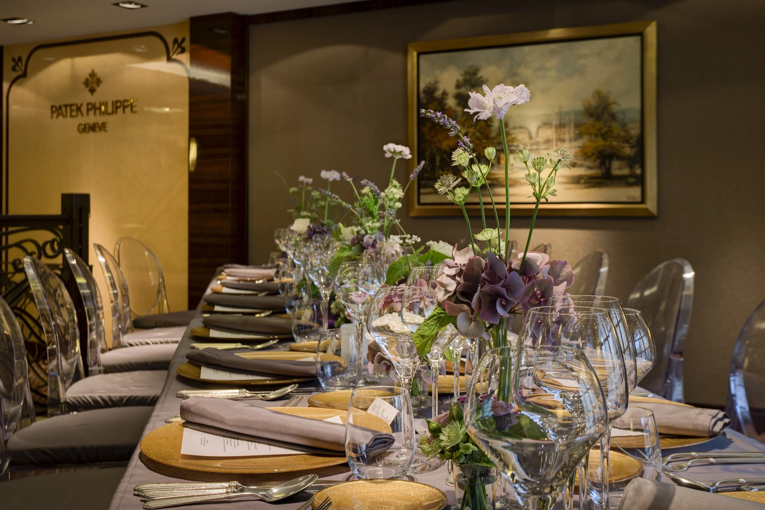 Table de dîner élégante avec des fleurs et des verres en cristal dans une salle de banquet.