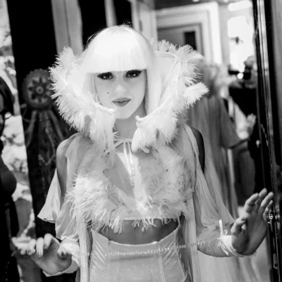 Danseuse du Crazy Horse, cheveux blond cendré, maquillage sophistiqué, chez Cadolle lingerie