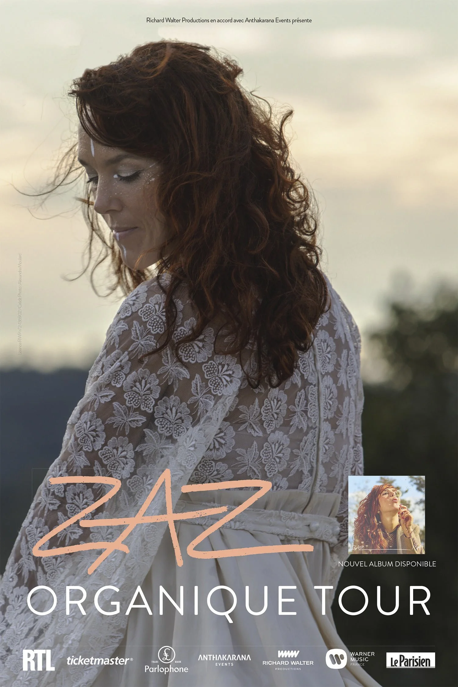 Affiche publicitaire pour l'artiste ZAZ avec une photo de ZAZ en plan rapproché, portant une robe en dentelle, avec un fond flou de paysage lors du coucher du soleil