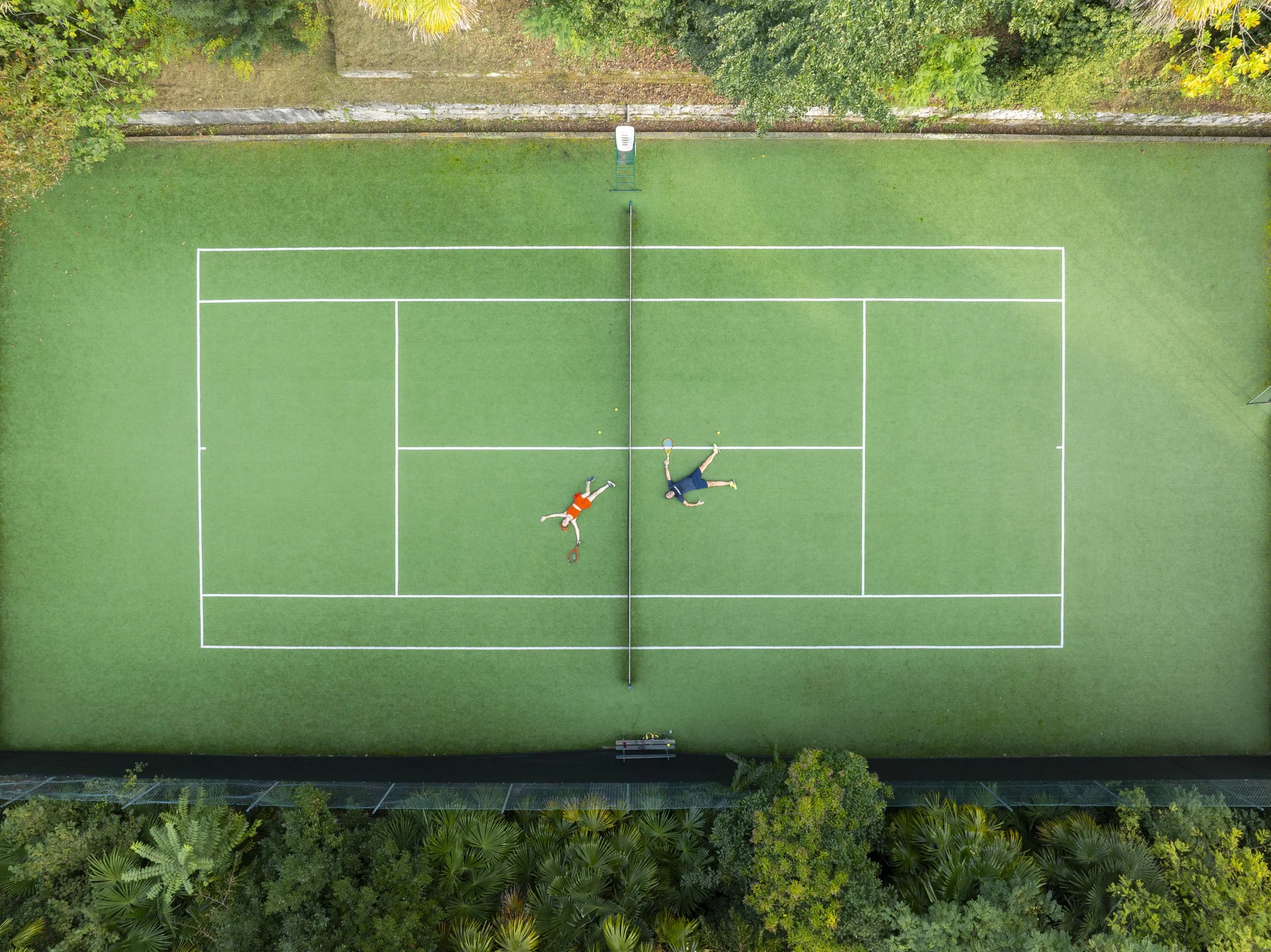  deux personnes en vue aérienne sur le terrain de tennis Hôtel Grand Hotel Villa Serbelloni. lac de Côme Italie