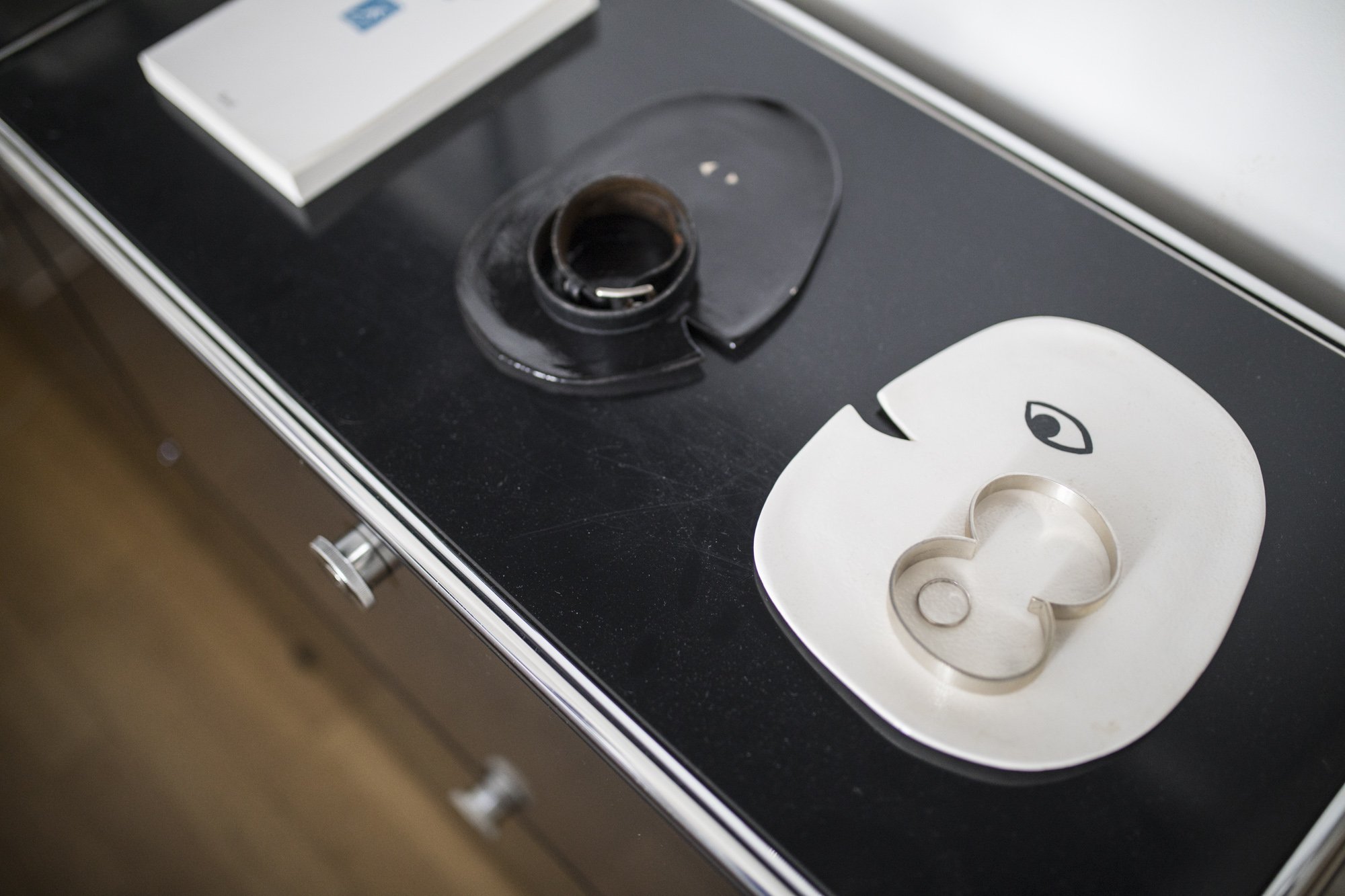 Une plaque de cuisson avec un moule en forme de cœur et un cutter en forme de visage.