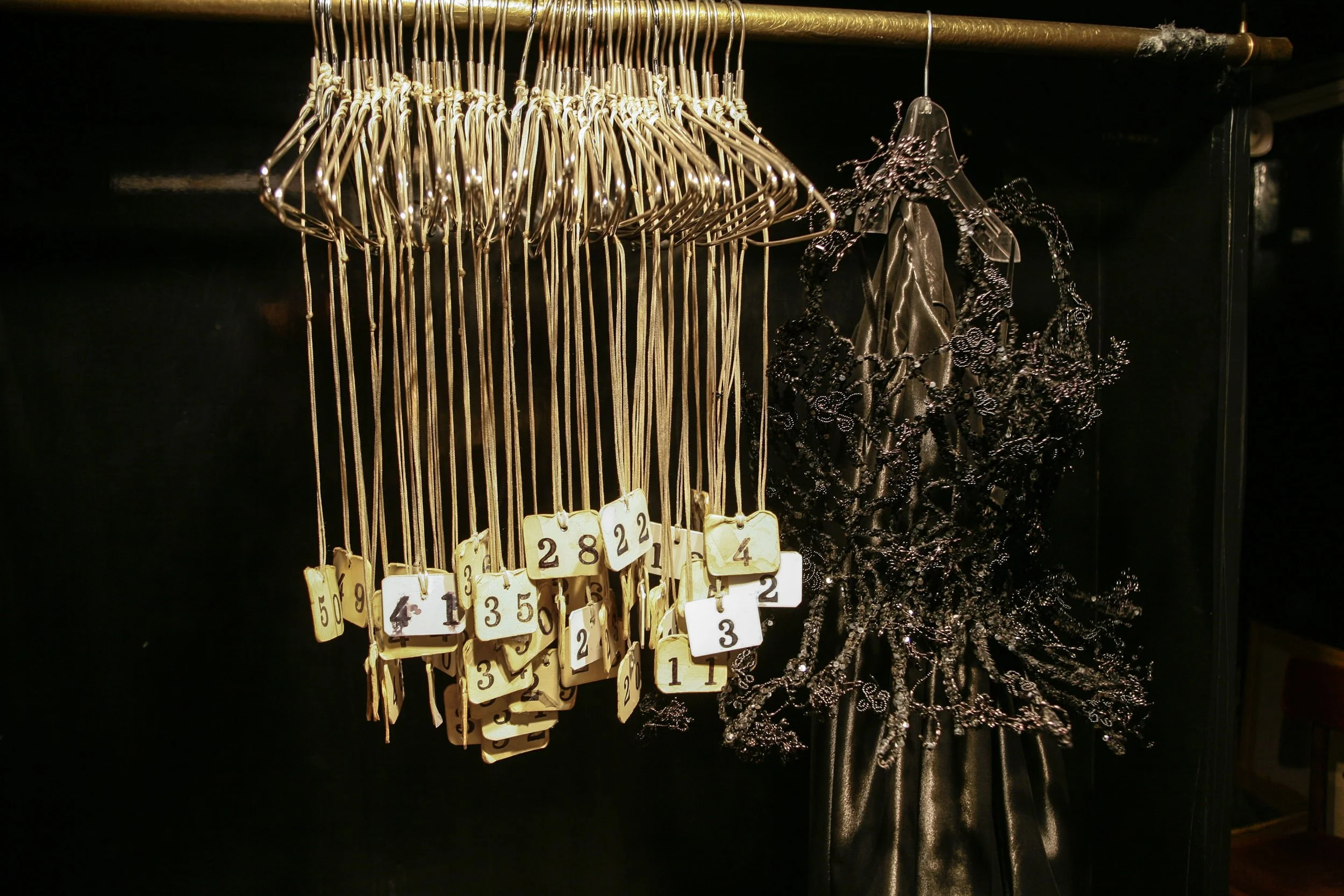 Vestiaire historique de Castel avec un bustier en perle Franck Sorbier pendu sur un portant vintage