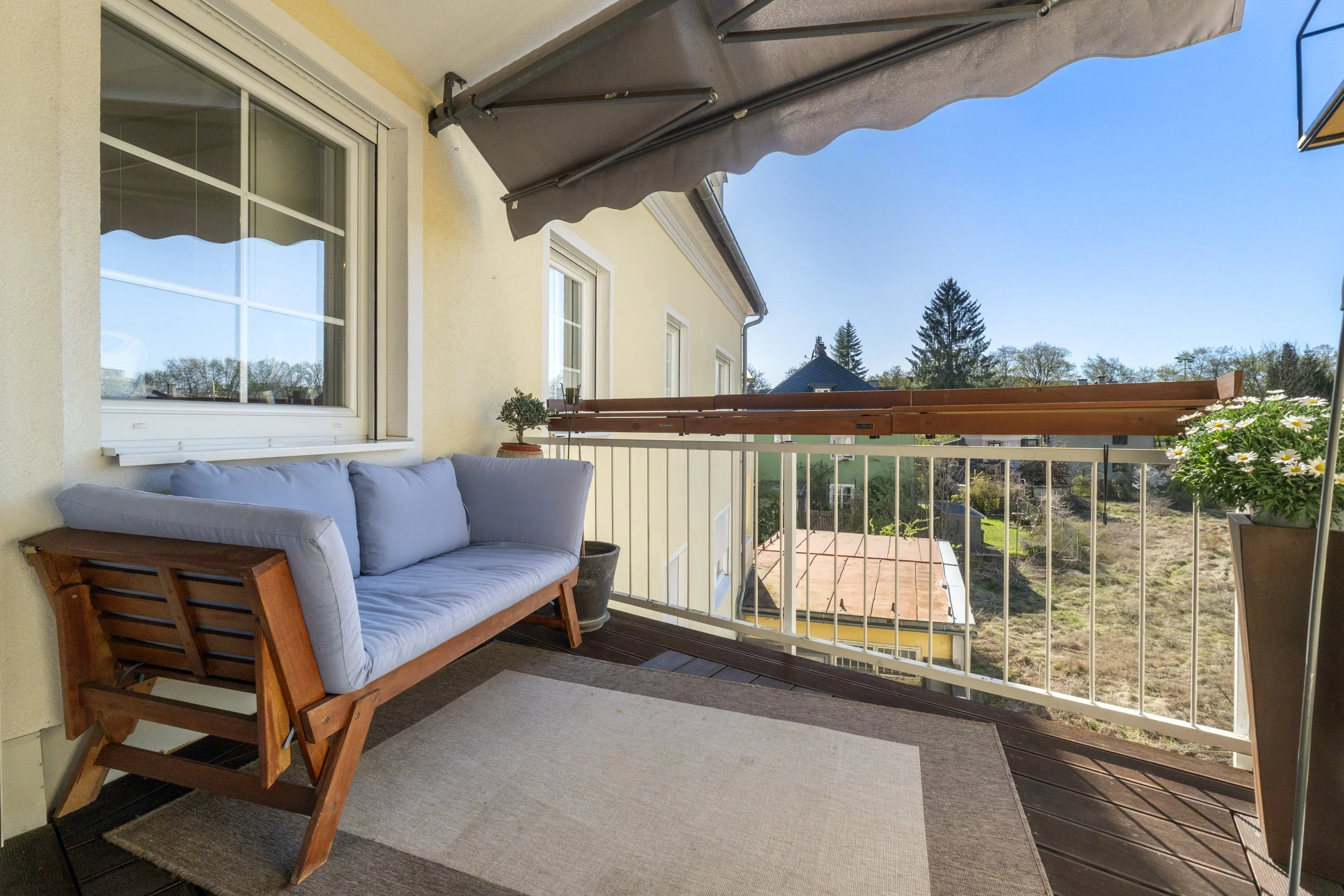 Ruhebereich mit Blick ins Grüne.