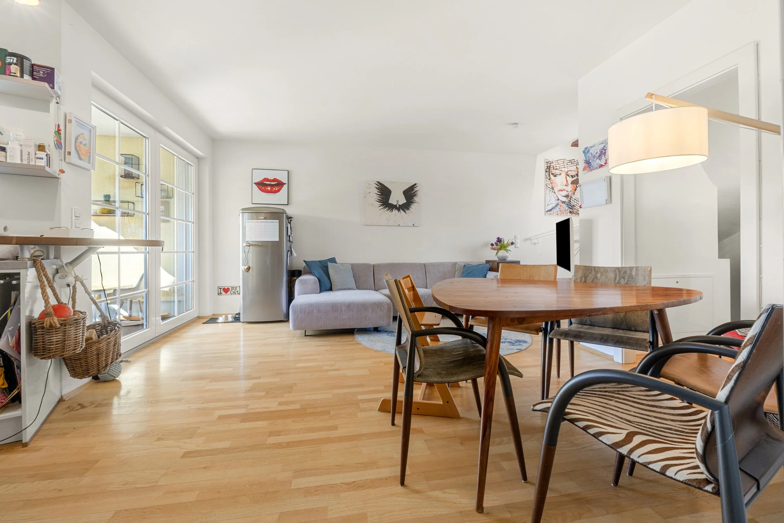 Offener und heller Living-Bereich. 