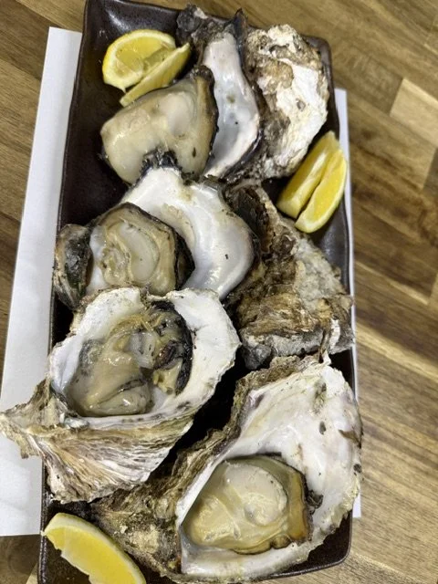 豊洲直送、冬の王様ブリと炭火が香る大粒焼き牡蠣。有楽町のガード下で味わう極上の旬。