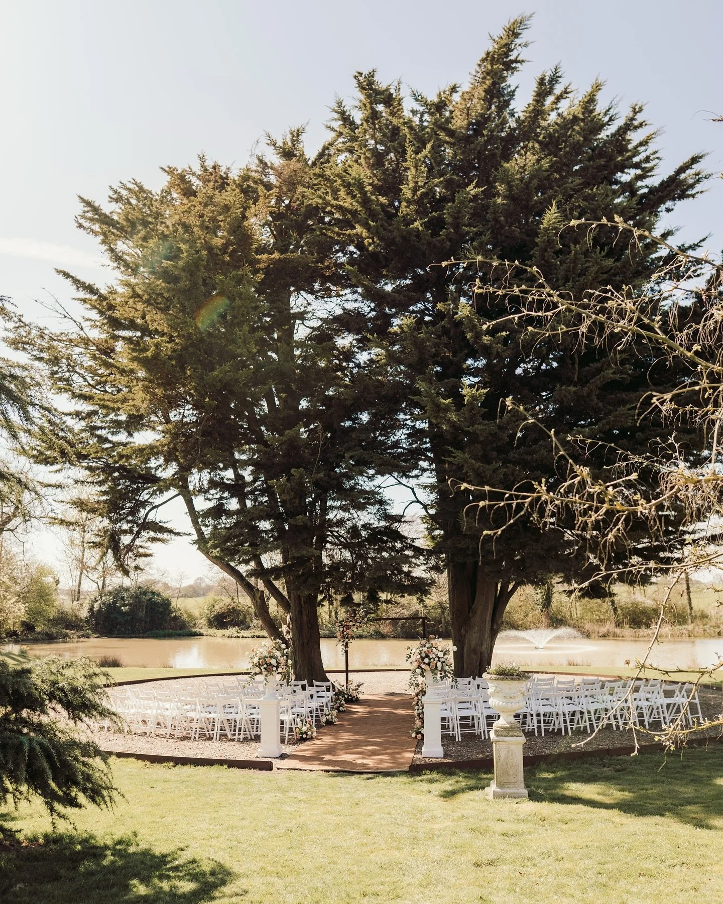 We are so pleased to share our outside ceremony set up with you 🥹🤍 what better place to say I do than with a breathtaking natural surrounding for such a special moment! @sam_rundle_photography 📸 @ctaylorsfloristry 🌷 💐