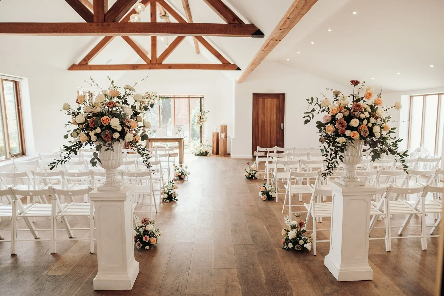 Another beautiful ceremony room set up by @ctaylorsfloristry 🫶🏻 🤍 captured perfectly by the talented @sam_rundle_photography 📸 👏🏻