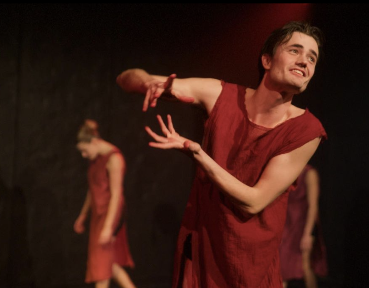 Daghøjskole: danseteater, scenekunst eller musik.