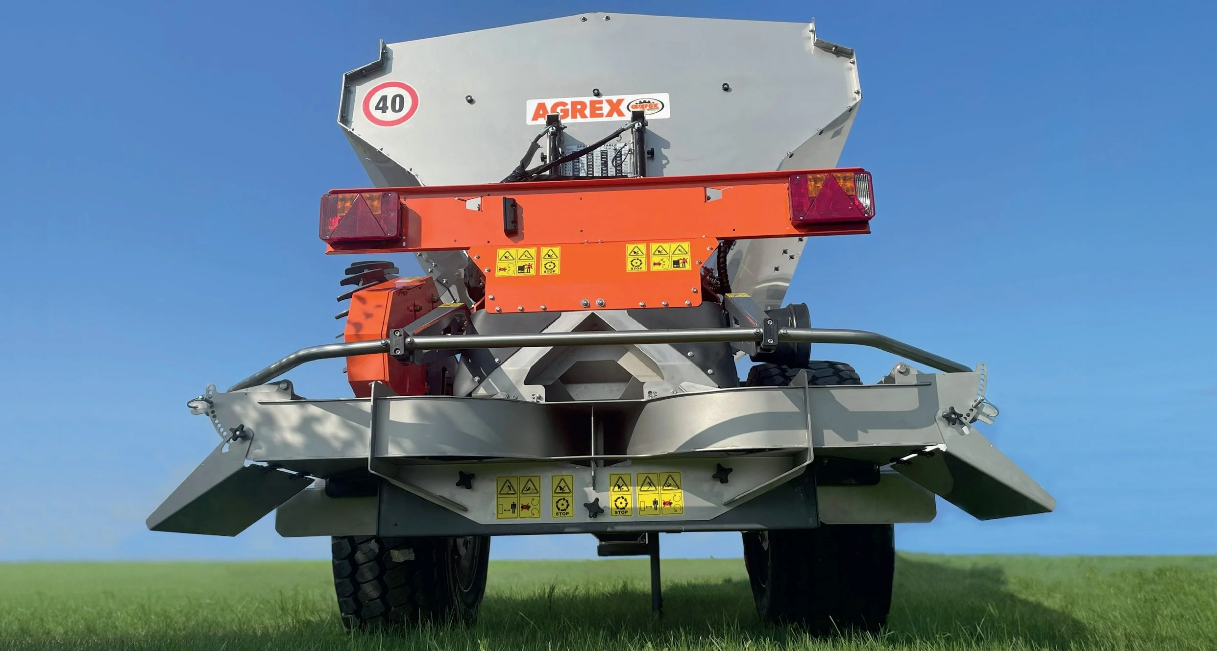 MAXI: centrifugal fertiliser and lime spreader