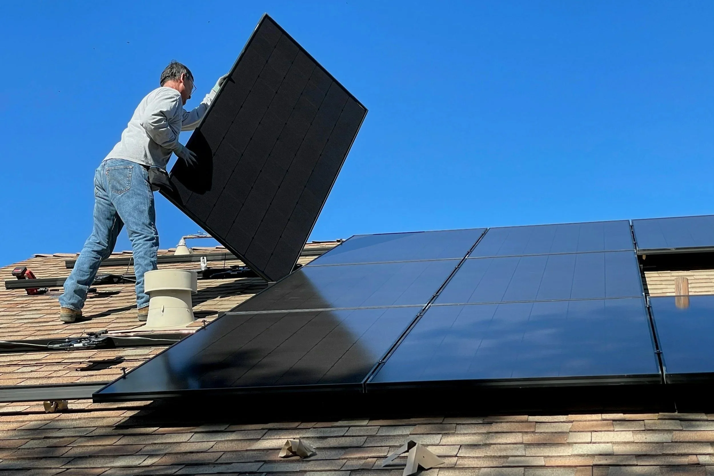 Pose de panneaux photovoltaïques sur toiture — expérience ENR, PAC et énergie renouvelable B2C