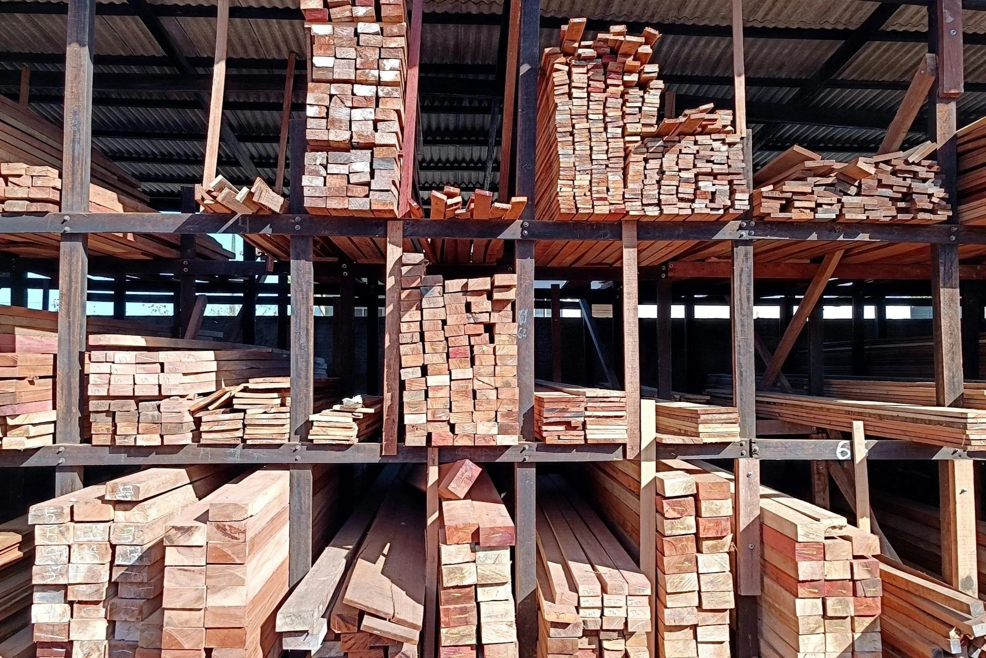 Rayon matériaux bois et menuiserie en grande surface de bricolage — expérience B2B et B2C