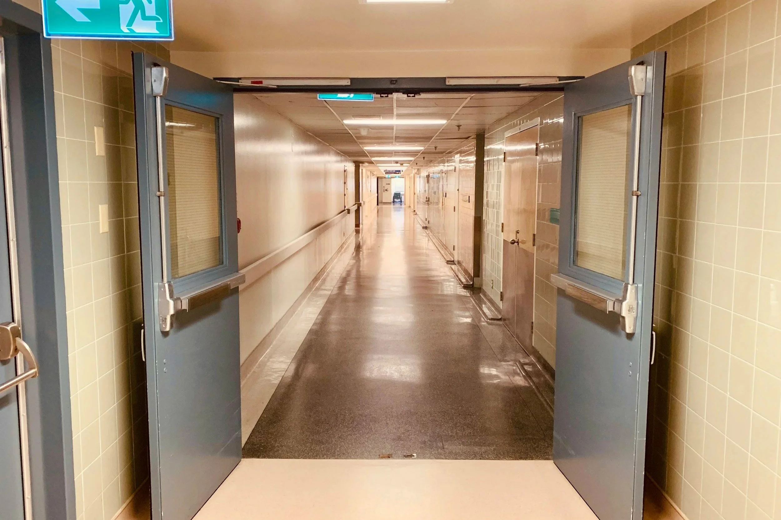 Couloir avec portes techniques coupe-feu et acoustiques — expérience menuiserie technique B2B EI30-60-90