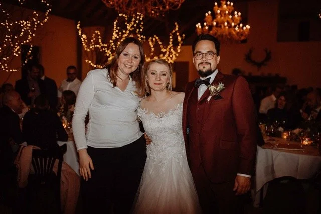 Laurie’s customers, Fernando and Kate embracing by the lake on their wedding day.