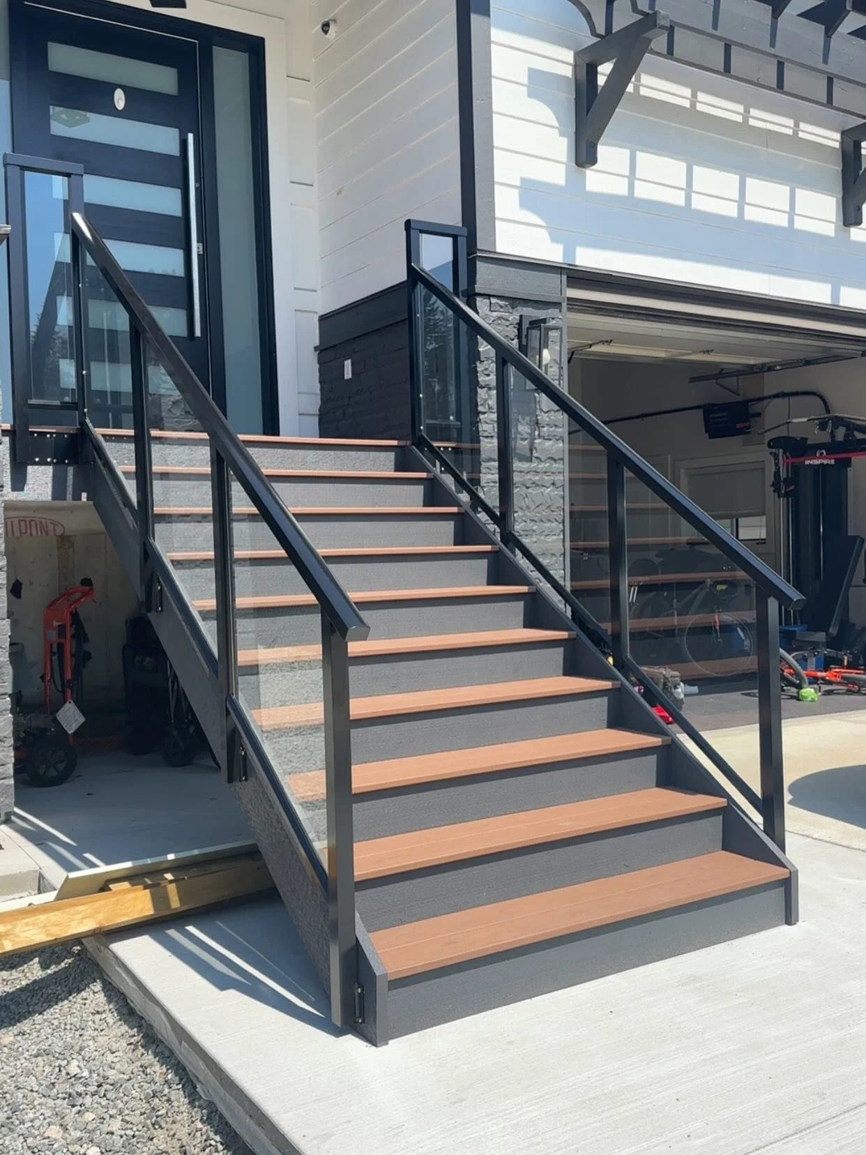 From cracked concrete to curb appeal goals. This stair glow-up speaks for itself. 🔨🔥
