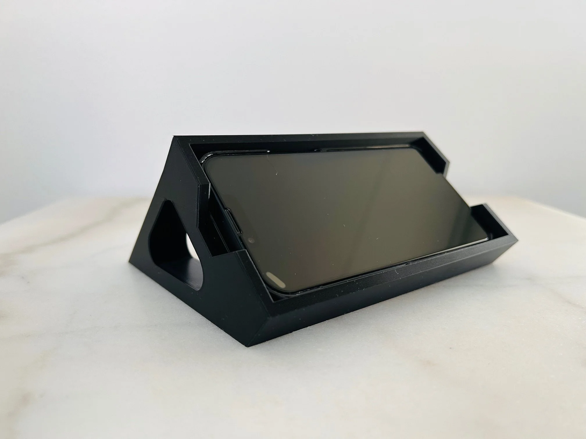 3D-Printed Black iPhone Standby Dock