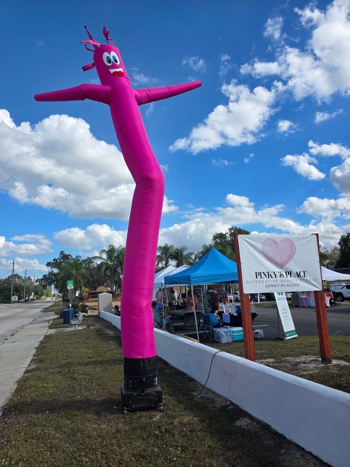 Winter Haven! 

Check out @pinkmarketevents at @pinkysplacewh on Ave K! Amazing, local vendors featuring baked goods, fresh beverages, trinkets, apparel, jewelry, crystals, and more. 

Support small businesses! They'll be there until 6pm today with m