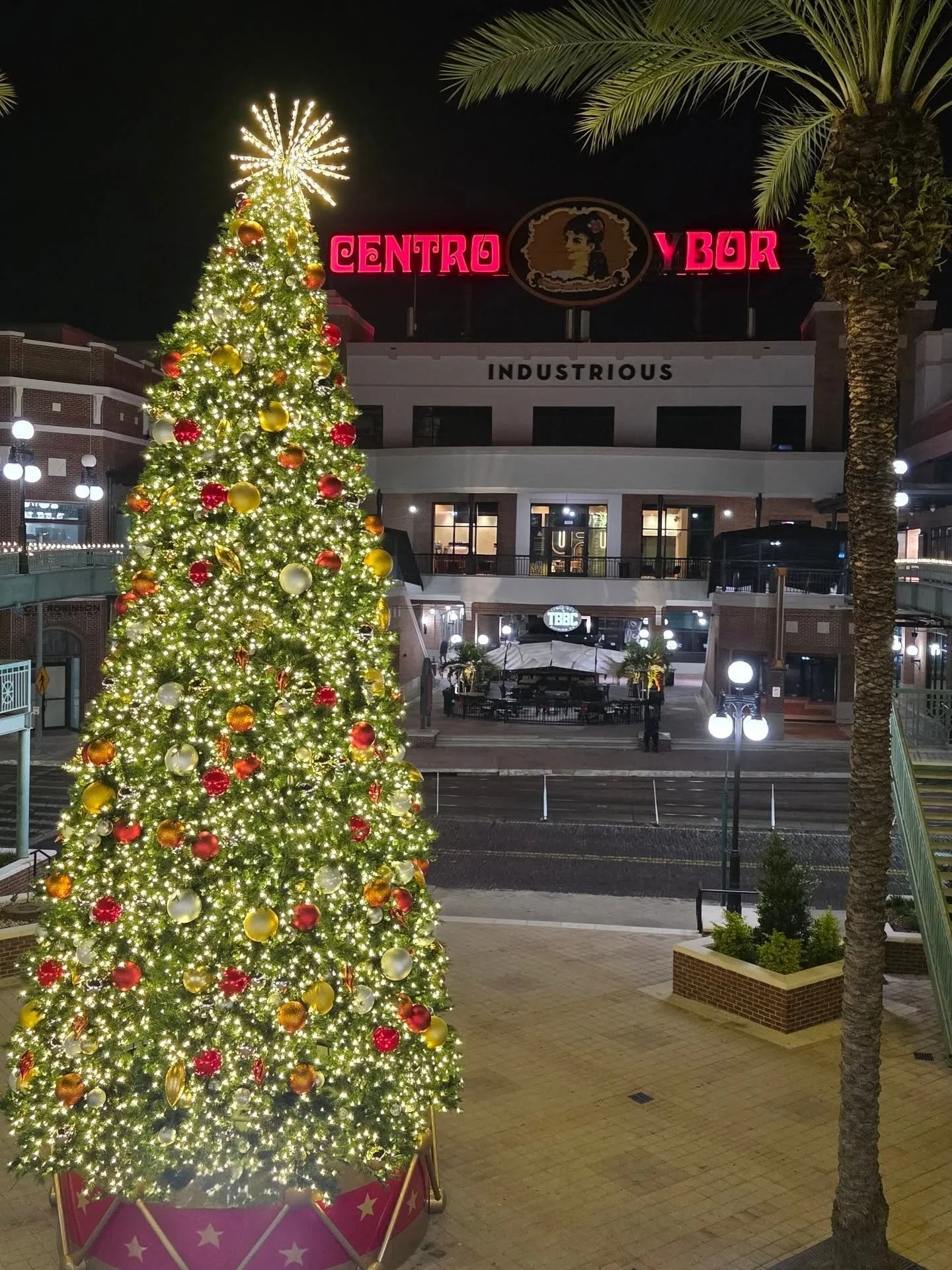 I had the absolute pleasure of celebrating my New Year's at @centroloungeandkitchen in Ybor! 🥳

Y'all gotta check out this sweet, second story spot right in the heart of Centro Ybor. The vibes, the views, the tunes - all were spot on for New Year's 
