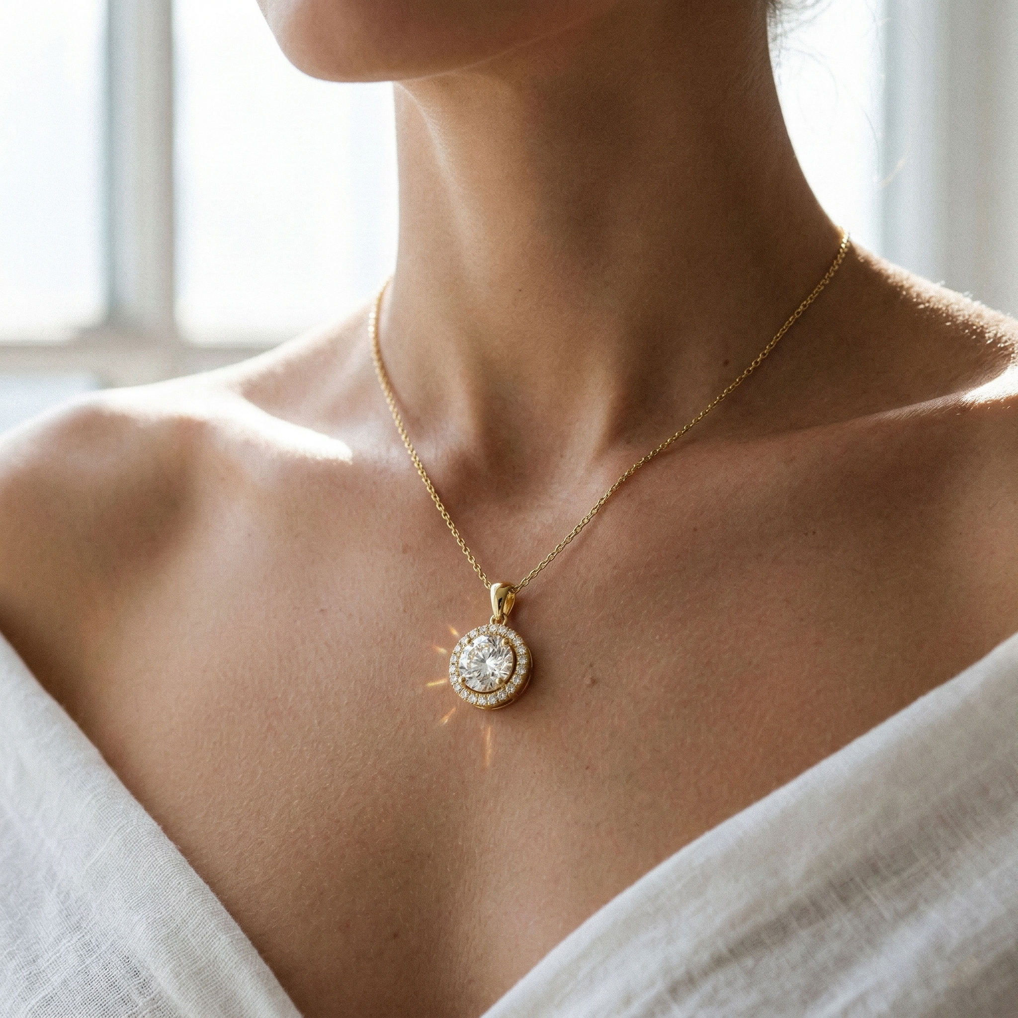 Femme portant un pendentif diamant