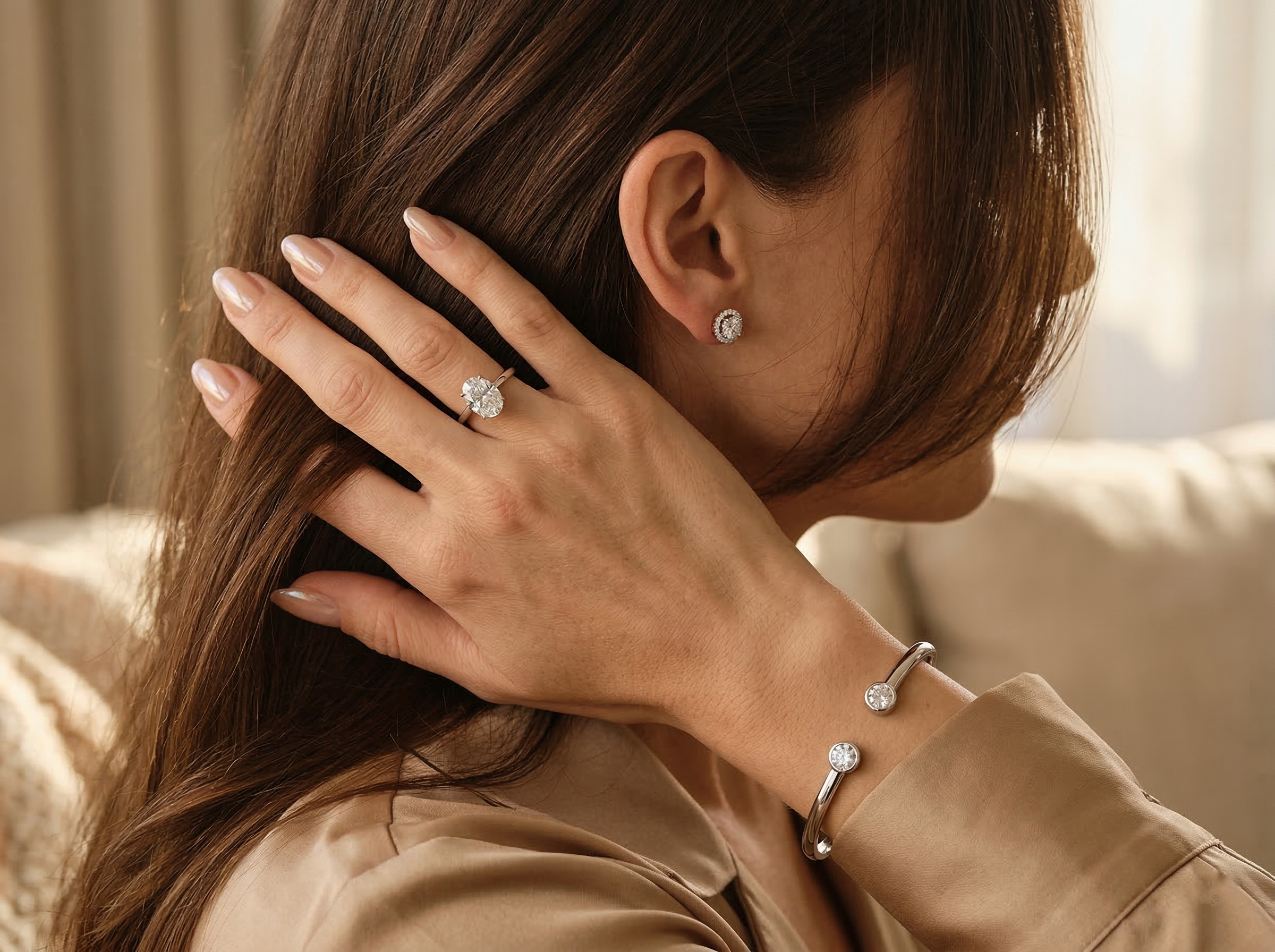 Femme portant une bague solitaire et un bracelet en diamants