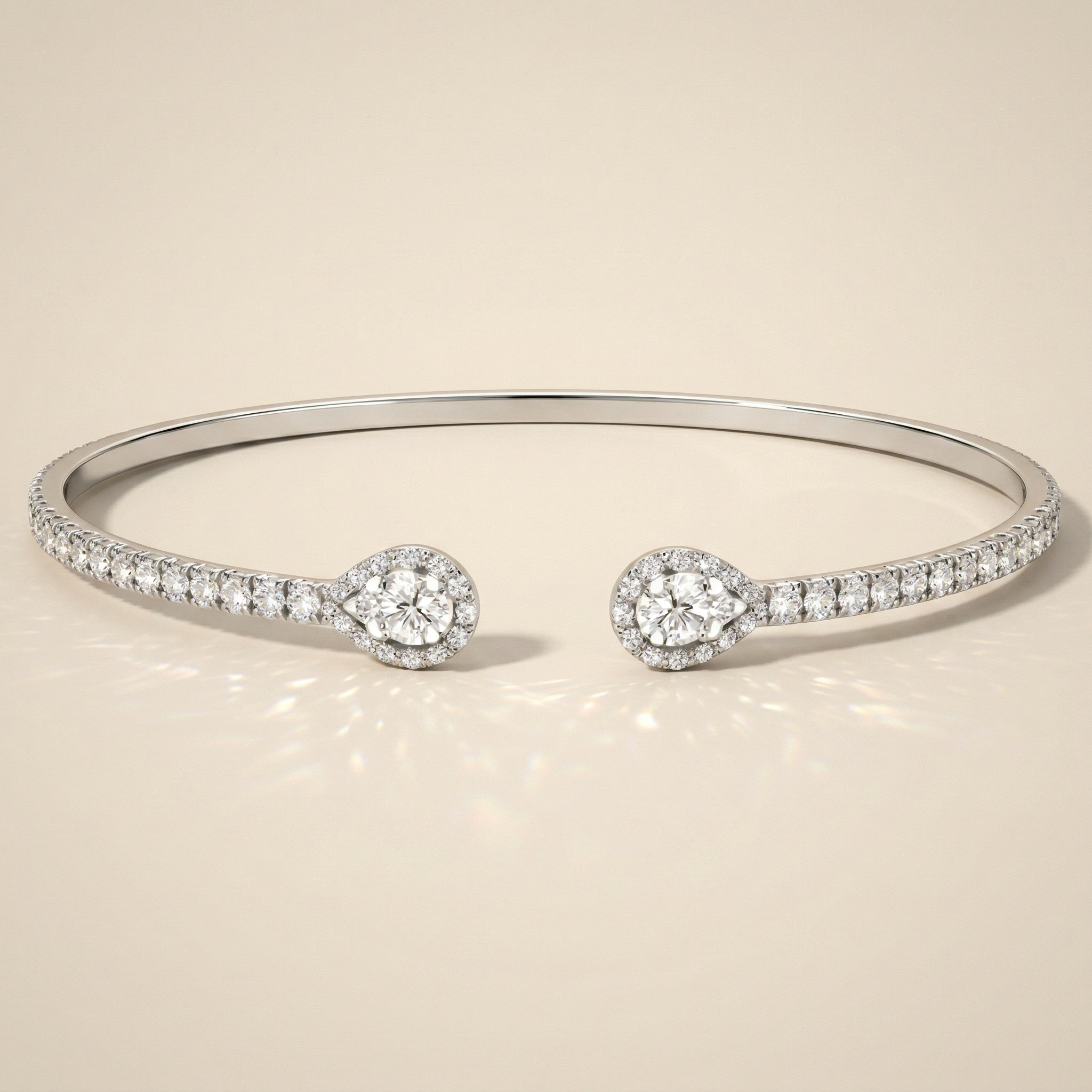 Jonc ouvert pavé diamant poire halo pavé diamant
