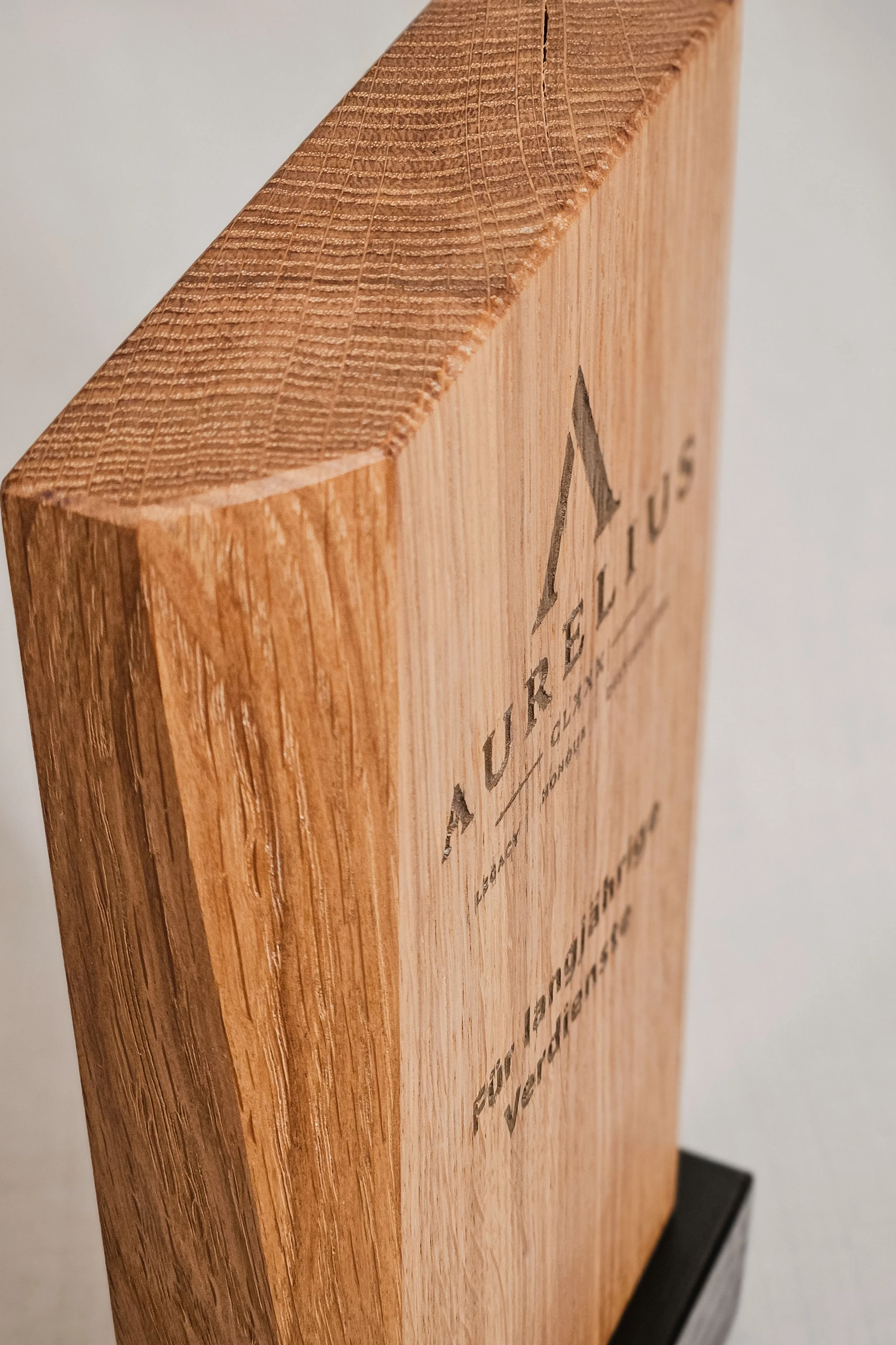 Nahaufnahme eines Holzblocks mit graviertem Text, der auf der linken Seite sichtbar ist.