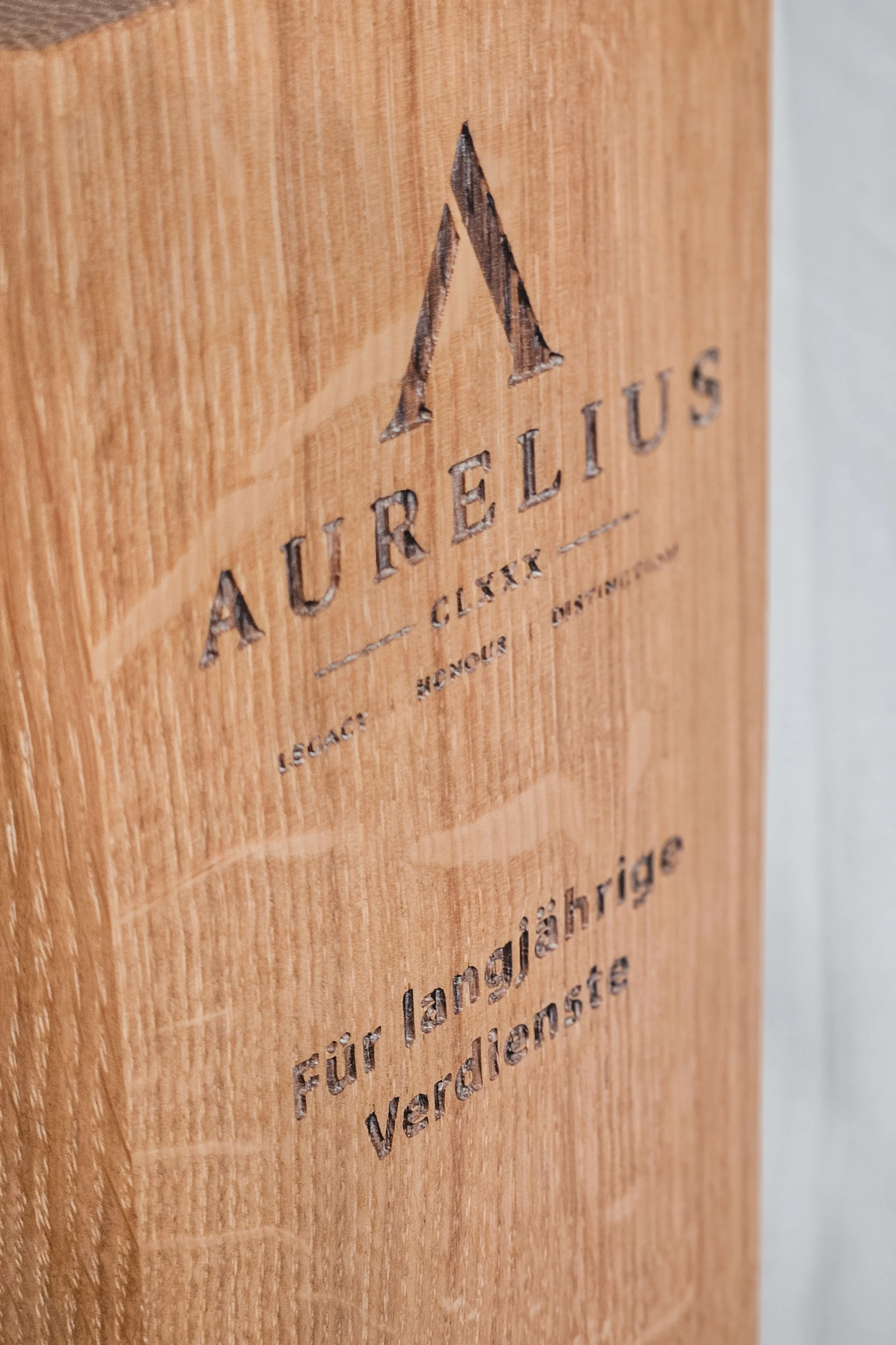 Eingefrästes Logo und persönliche Widmung auf einem Valoris Pure Award