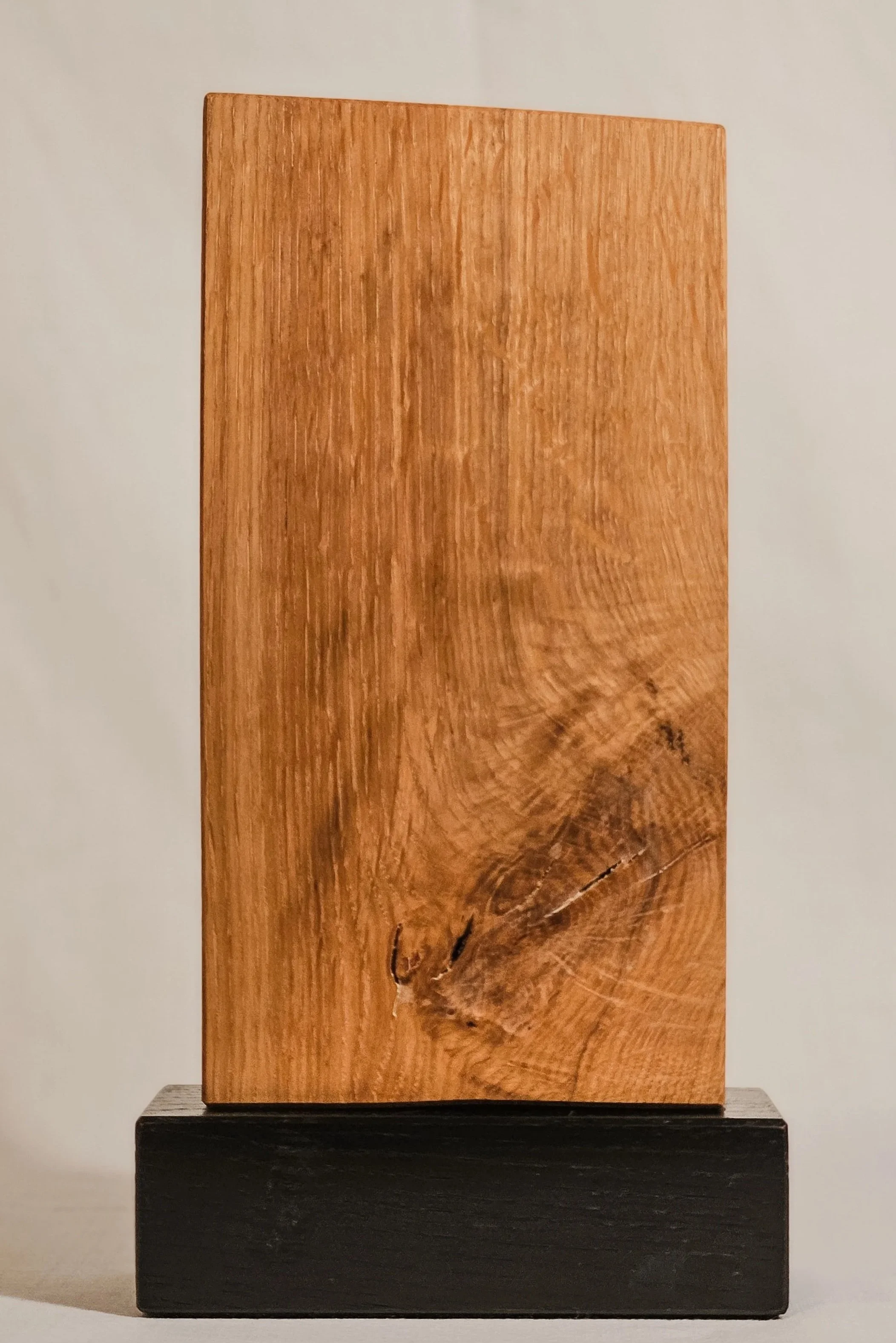 Massivholz-Award aus Eiche mit dunklem Sockel zur Ehrung langjähriger Mitgliedschaften und besonderer Verdienste in Yachtclubs, Segelclubs, Beachclubs und Private Members Clubs.