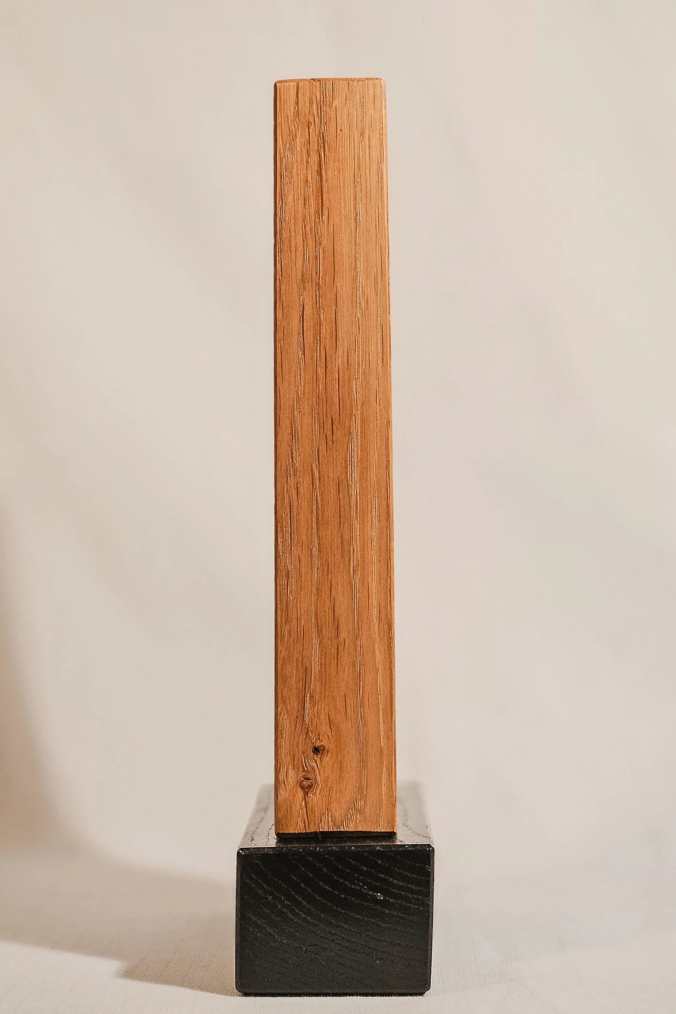 Detailaufnahme eines individuell gravierten Eichen-Awards zur Würdigung langjähriger Betriebszugehörigkeit, besonderer Leistungen und Mitarbeiterjubiläen in Unternehmen.