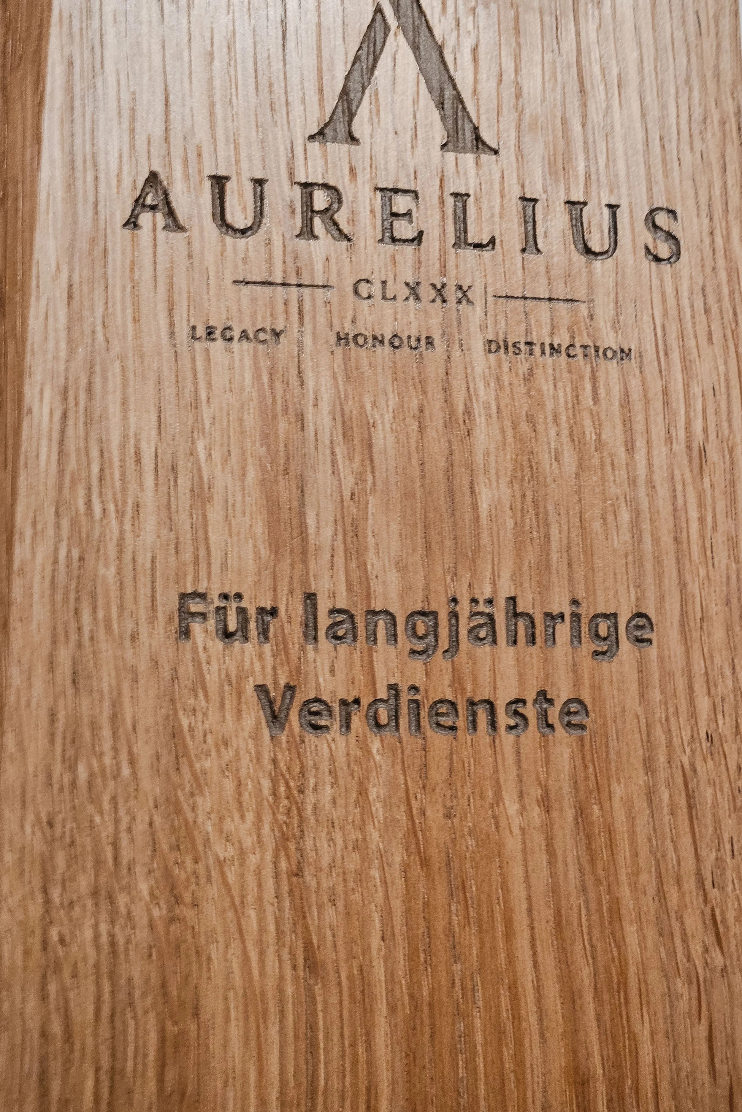 Holzgravur mit dem Text "Aurelius" und weiteren Inhalten, die sich auf eine Figur oder Statue beziehen.
