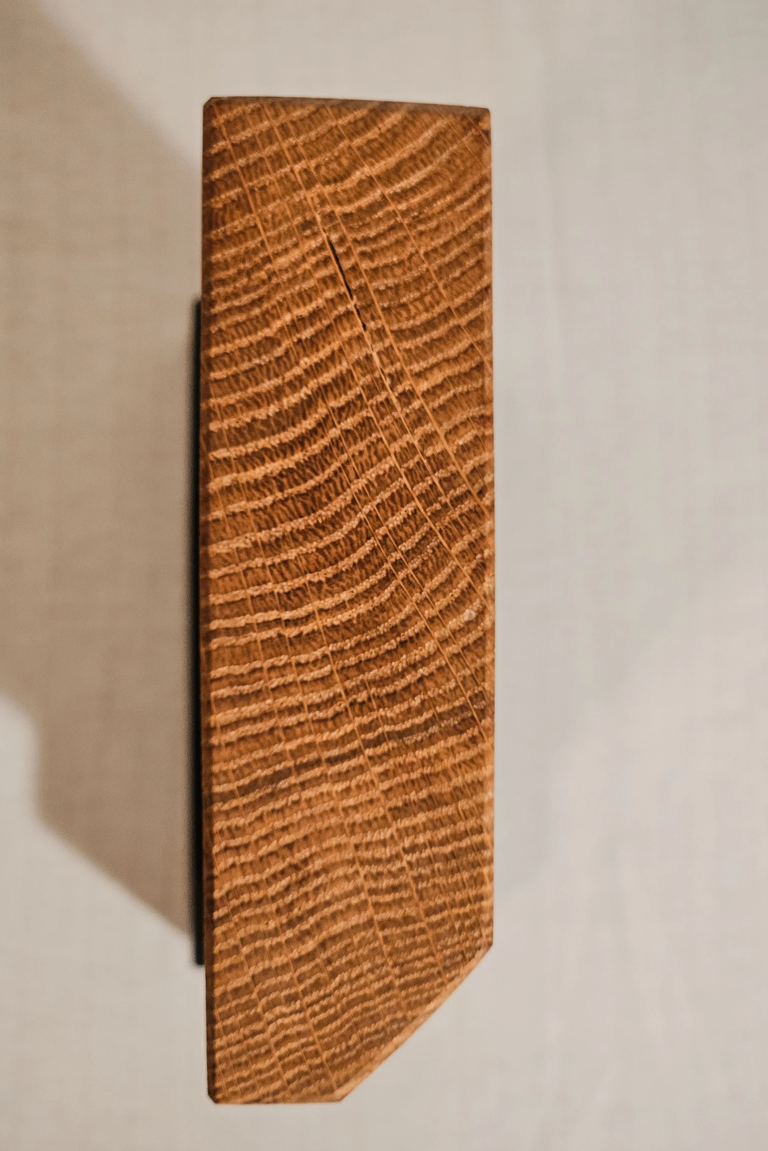 Nahaufnahme eines Holzbalkens mit sichtbarer Maserung