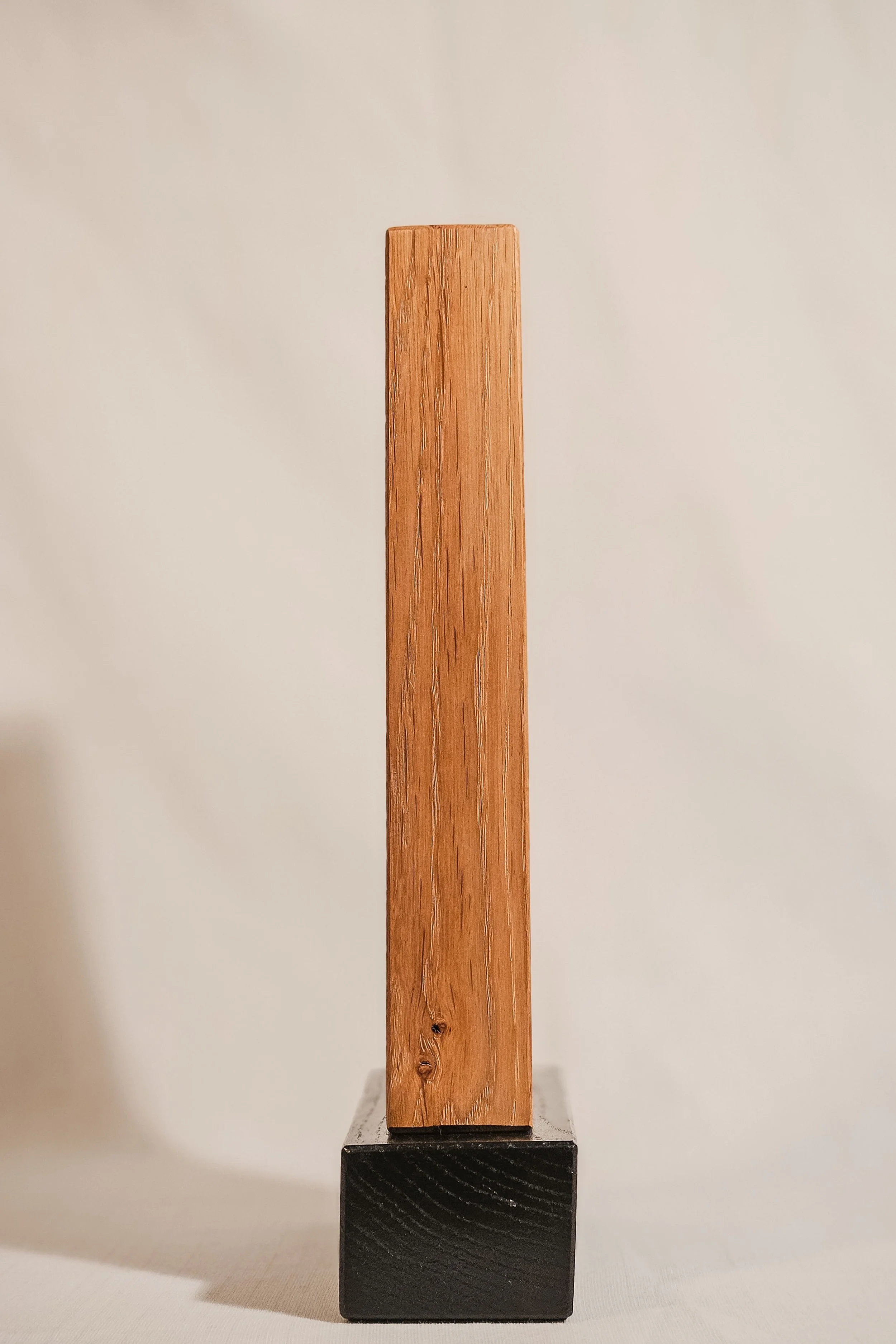 Eleganter Pure Award aus Holz mit markanter natürlicher Maserung