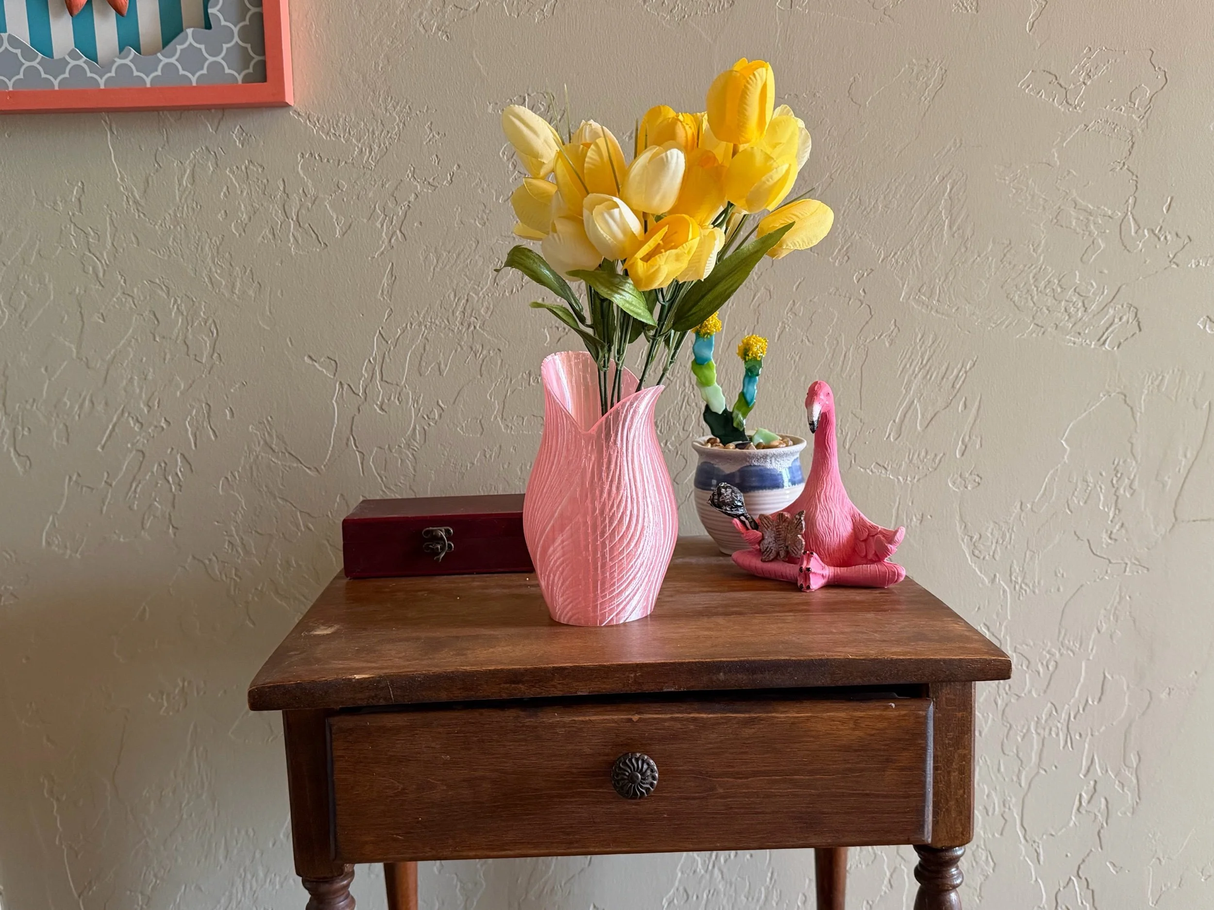 tulipa-vase-modern-spiral-flower-vase-pink-with-flowers