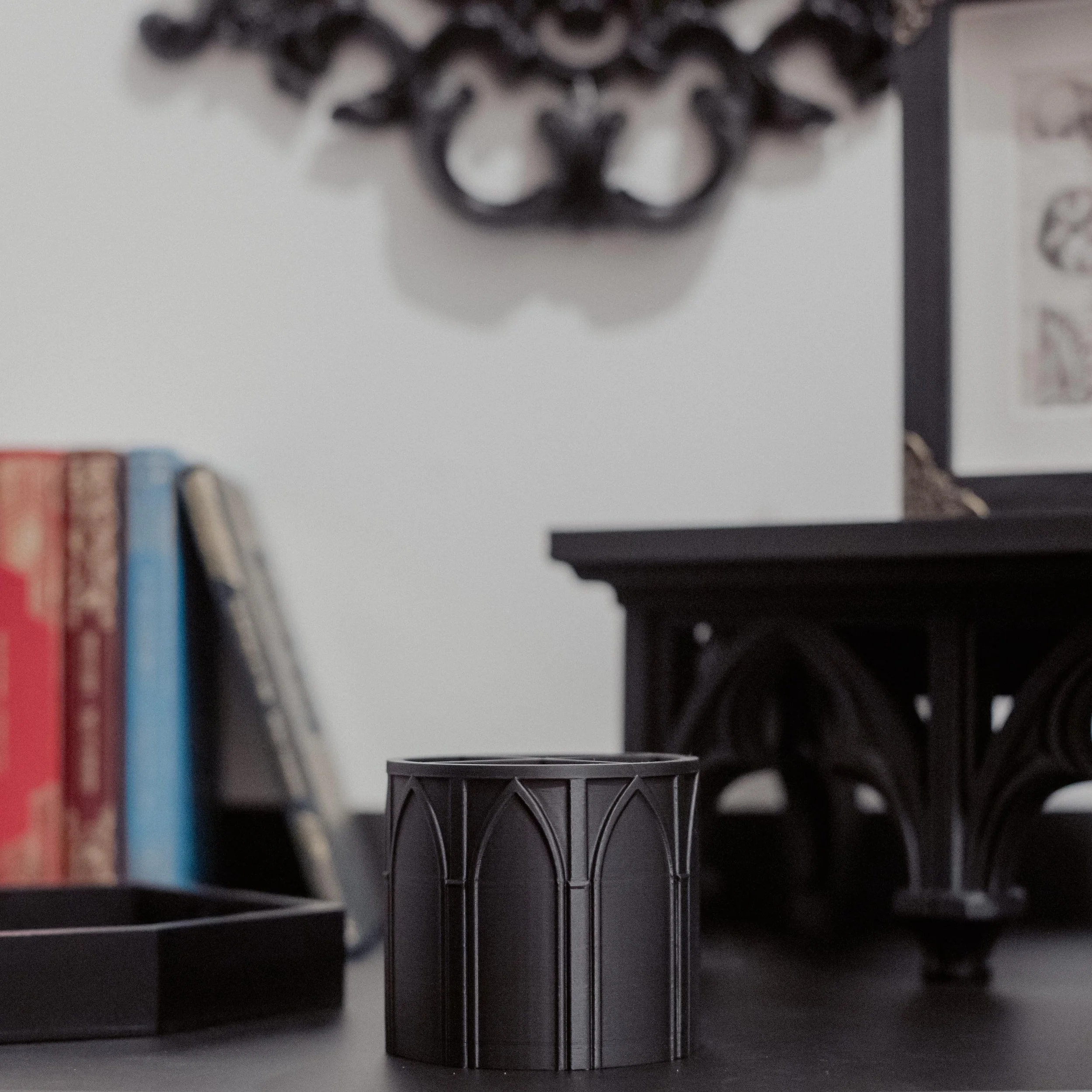 Make-up- & Stifte-Organizer im Gothic Cathedral Look